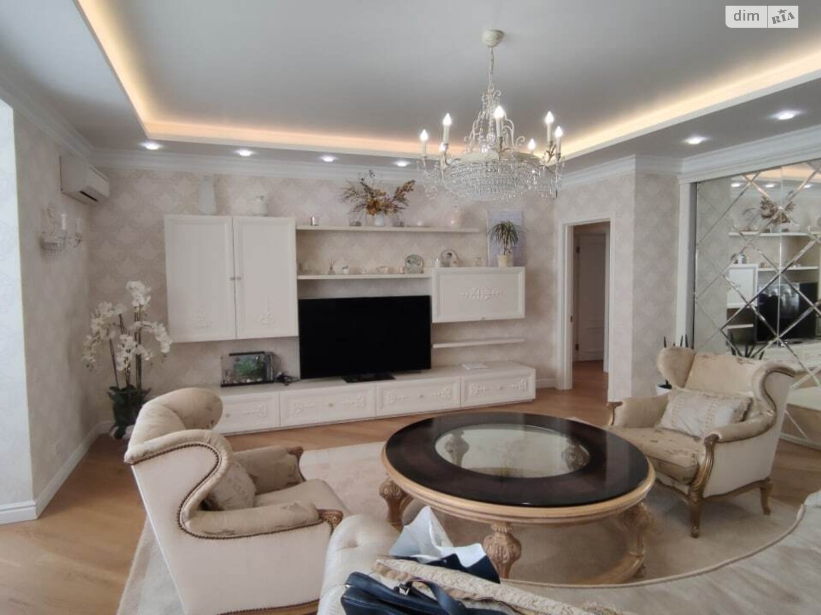 трехкомнатная квартира в Киеве, район Саперное Поле, на ул. Коновальца Евгения 44А в аренду на долгий срок помесячно фото 1