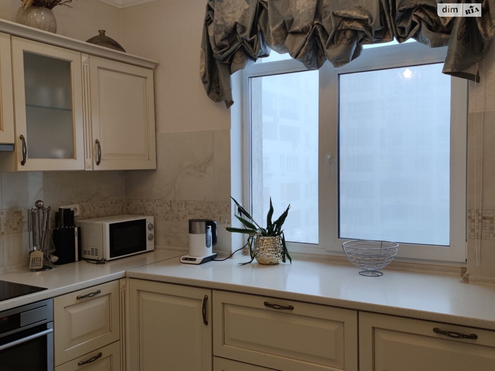 трехкомнатная квартира в Киеве, район Саперное Поле, на ул. Коновальца Евгения 44А в аренду на долгий срок помесячно фото 1