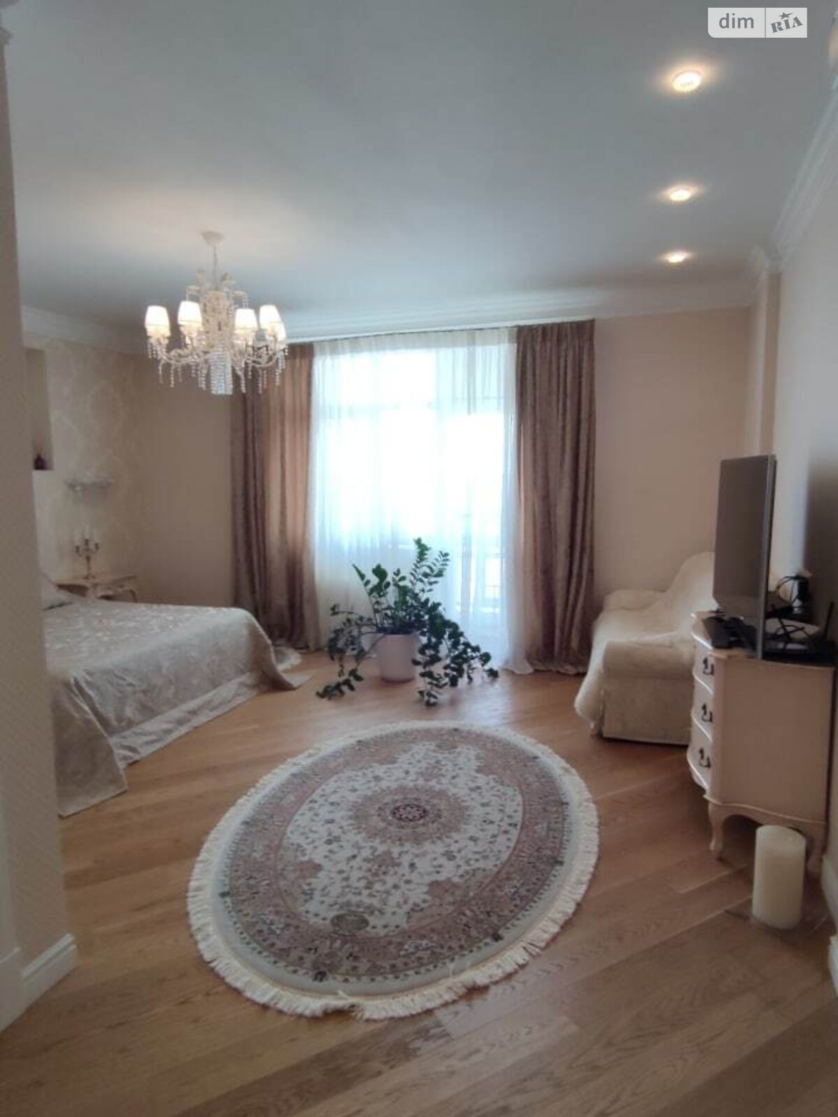 трехкомнатная квартира в Киеве, район Саперное Поле, на ул. Коновальца Евгения 44А в аренду на долгий срок помесячно фото 1