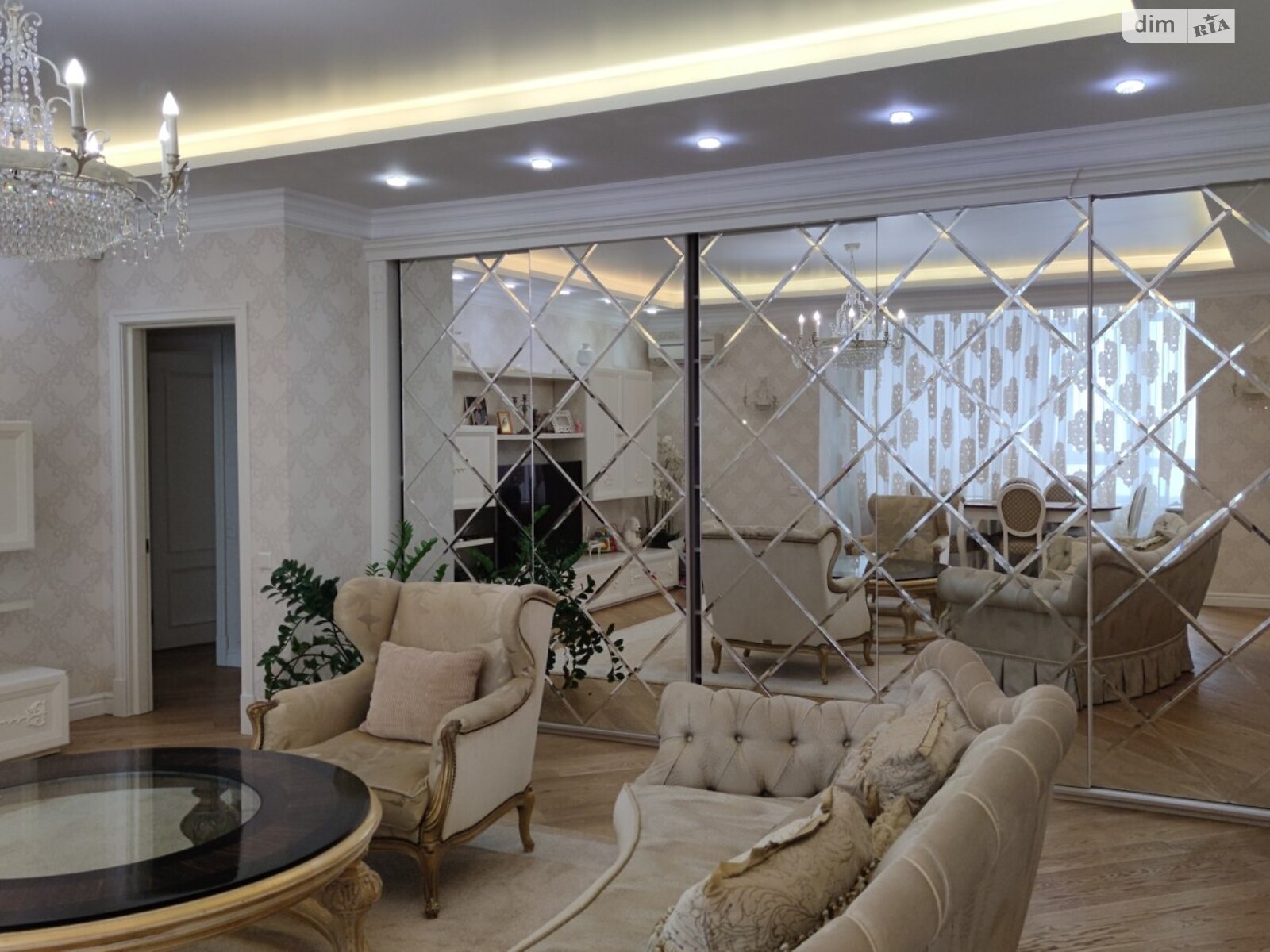 трехкомнатная квартира в Киеве, район Саперное Поле, на ул. Коновальца Евгения 44А в аренду на долгий срок помесячно фото 1