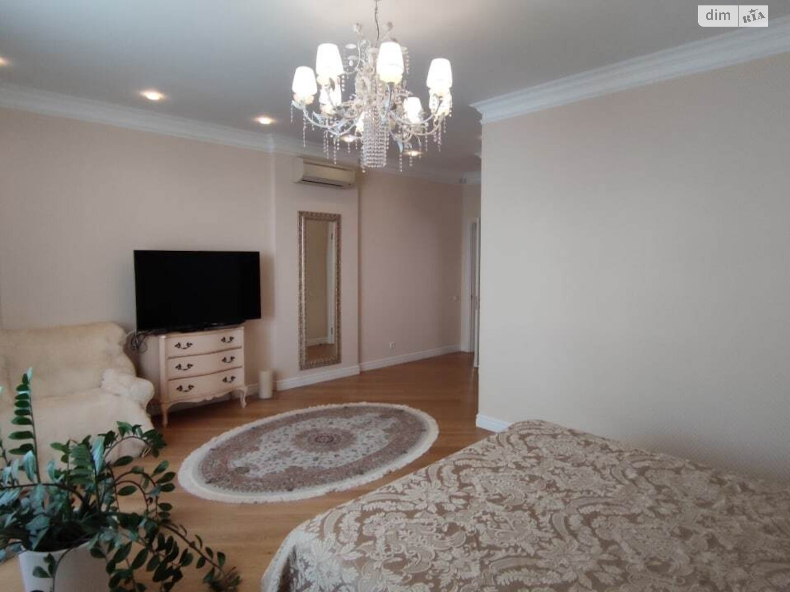 трехкомнатная квартира в Киеве, район Саперное Поле, на ул. Коновальца Евгения 44А в аренду на долгий срок помесячно фото 1