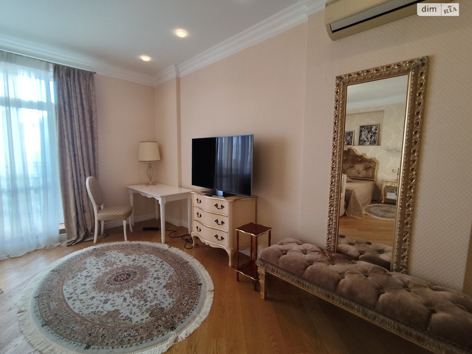 трехкомнатная квартира в Киеве, район Саперное Поле, на ул. Коновальца Евгения 44А в аренду на долгий срок помесячно фото 1