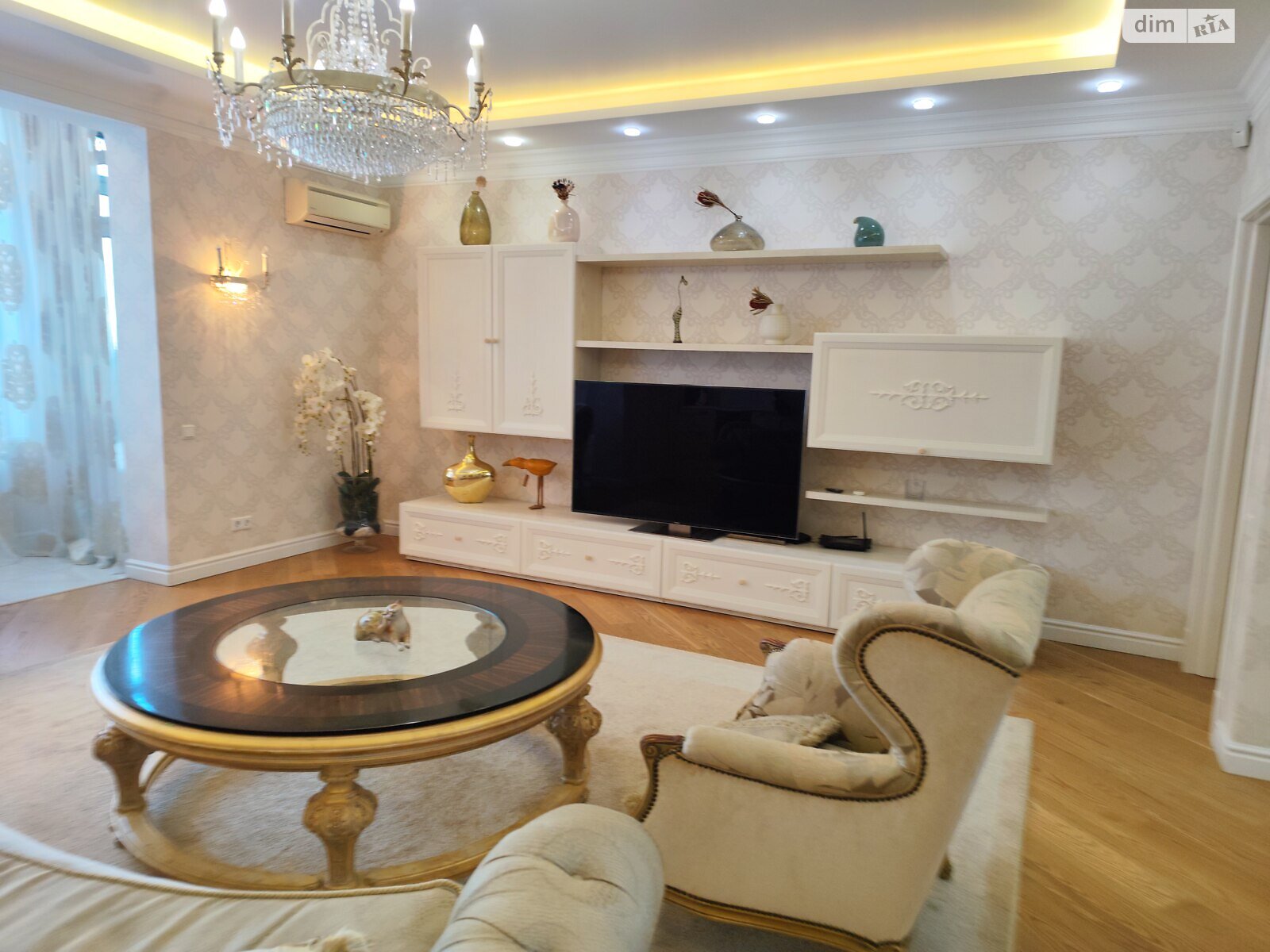 трехкомнатная квартира в Киеве, район Саперное Поле, на ул. Коновальца Евгения 44А в аренду на долгий срок помесячно фото 1