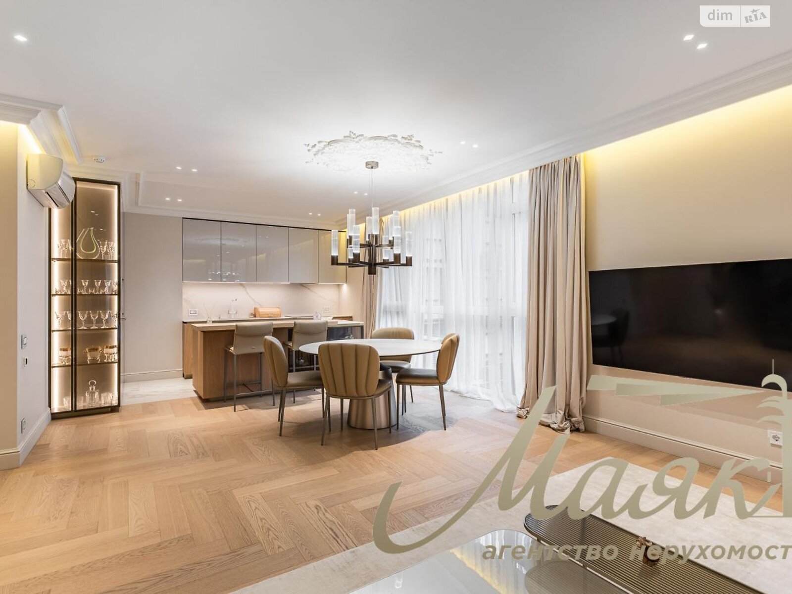 трехкомнатная квартира в Киеве, район Печерск, на ул. Маккейна Джона 3А в аренду на долгий срок помесячно фото 1