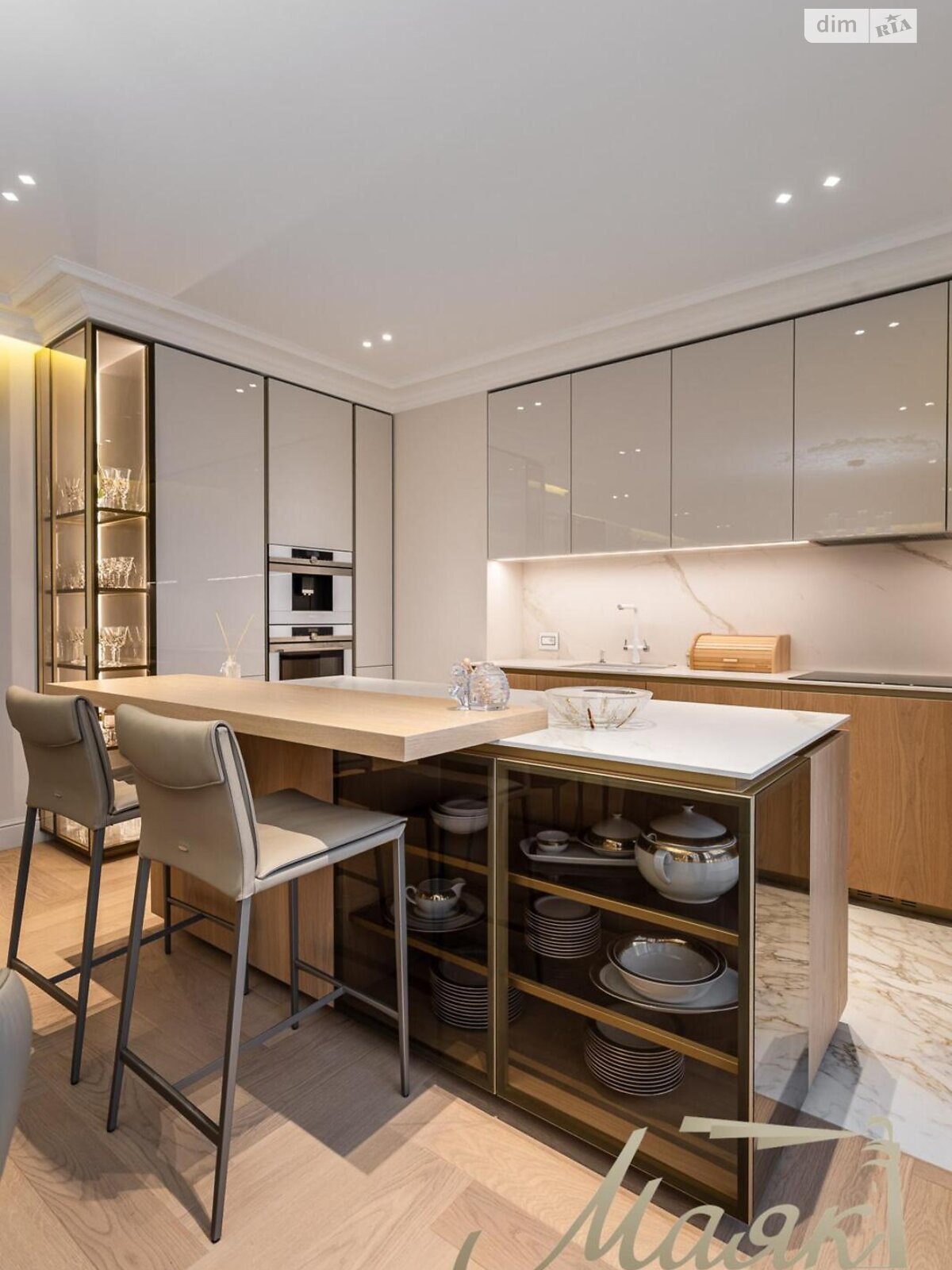 трехкомнатная квартира в Киеве, район Печерск, на ул. Маккейна Джона 3А в аренду на долгий срок помесячно фото 1