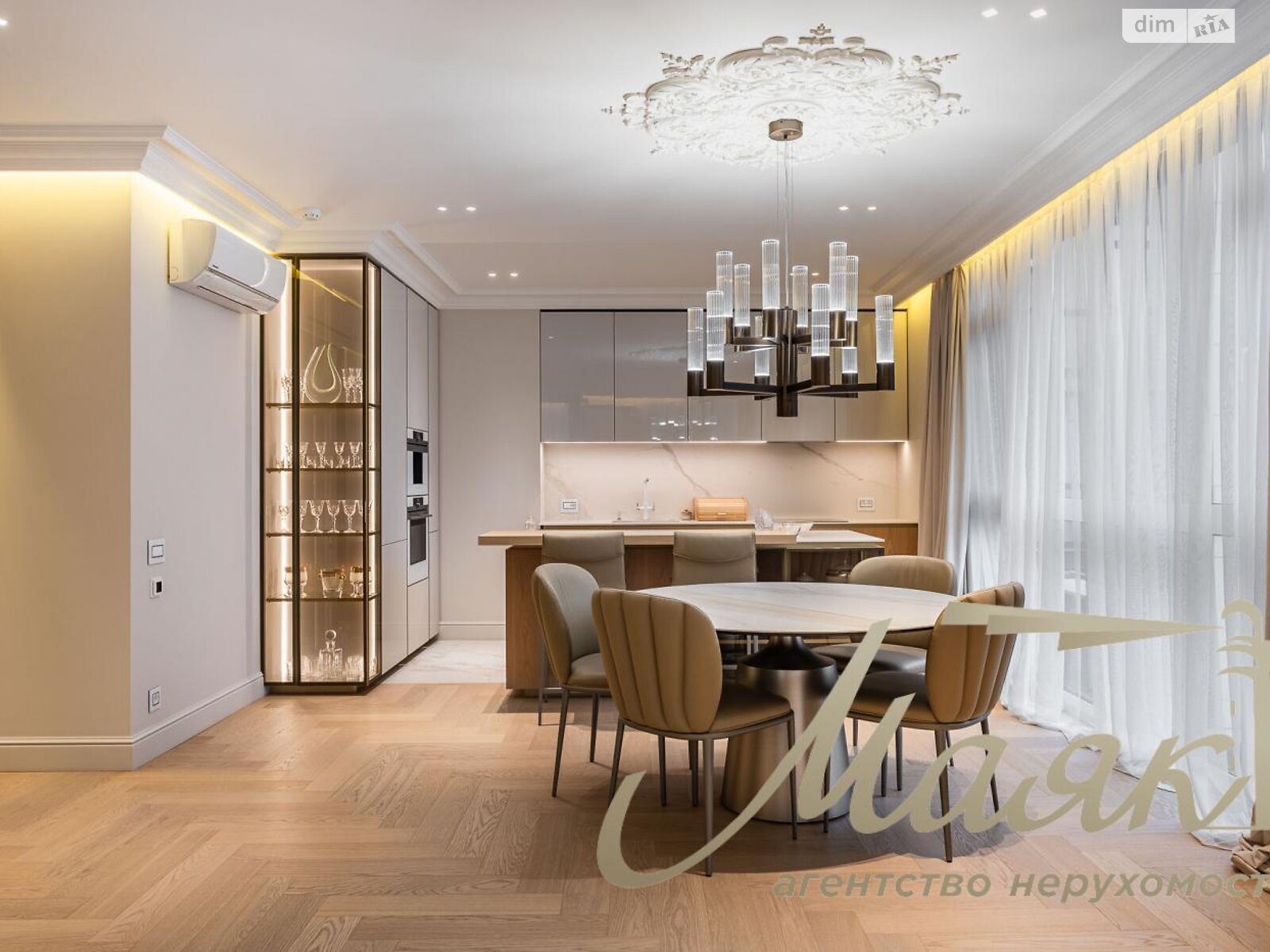 трехкомнатная квартира в Киеве, район Печерск, на ул. Маккейна Джона 3А в аренду на долгий срок помесячно фото 1