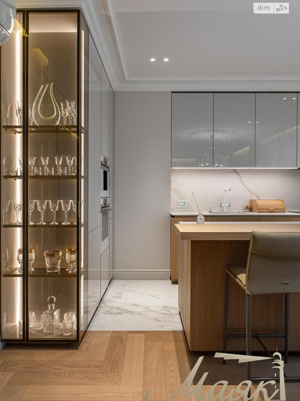 трехкомнатная квартира в Киеве, район Печерск, на ул. Маккейна Джона 3А в аренду на долгий срок помесячно фото 1