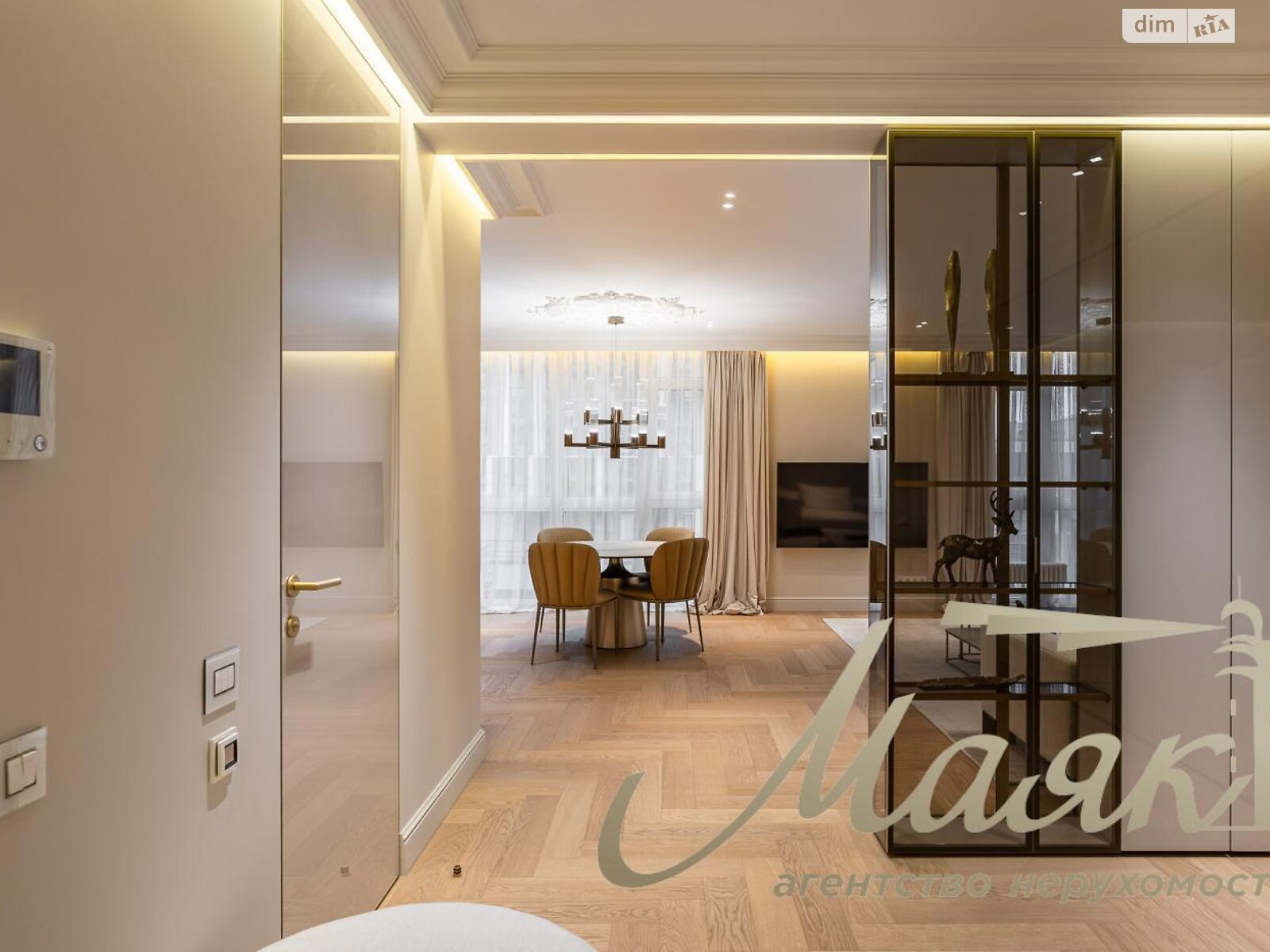 трехкомнатная квартира в Киеве, район Печерск, на ул. Маккейна Джона 3А в аренду на долгий срок помесячно фото 1