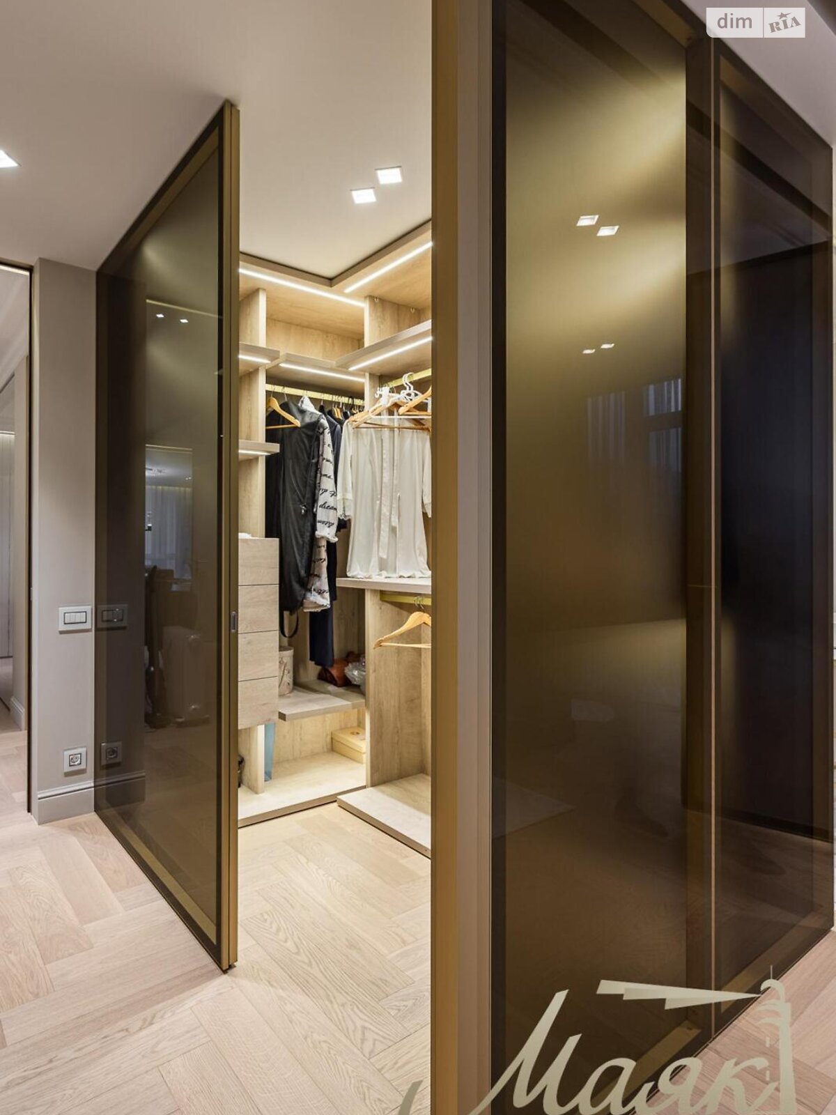 трехкомнатная квартира в Киеве, район Печерск, на ул. Маккейна Джона 3А в аренду на долгий срок помесячно фото 1