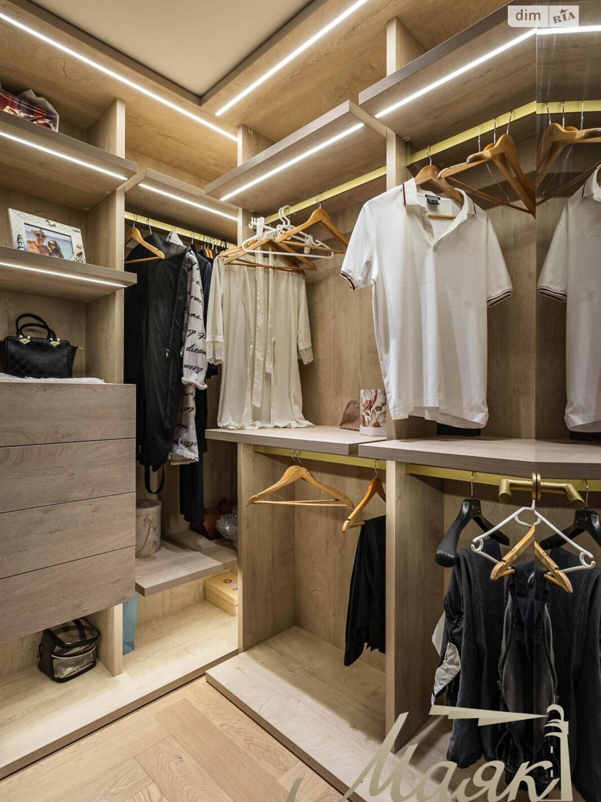 трехкомнатная квартира в Киеве, район Печерск, на ул. Маккейна Джона 3А в аренду на долгий срок помесячно фото 1