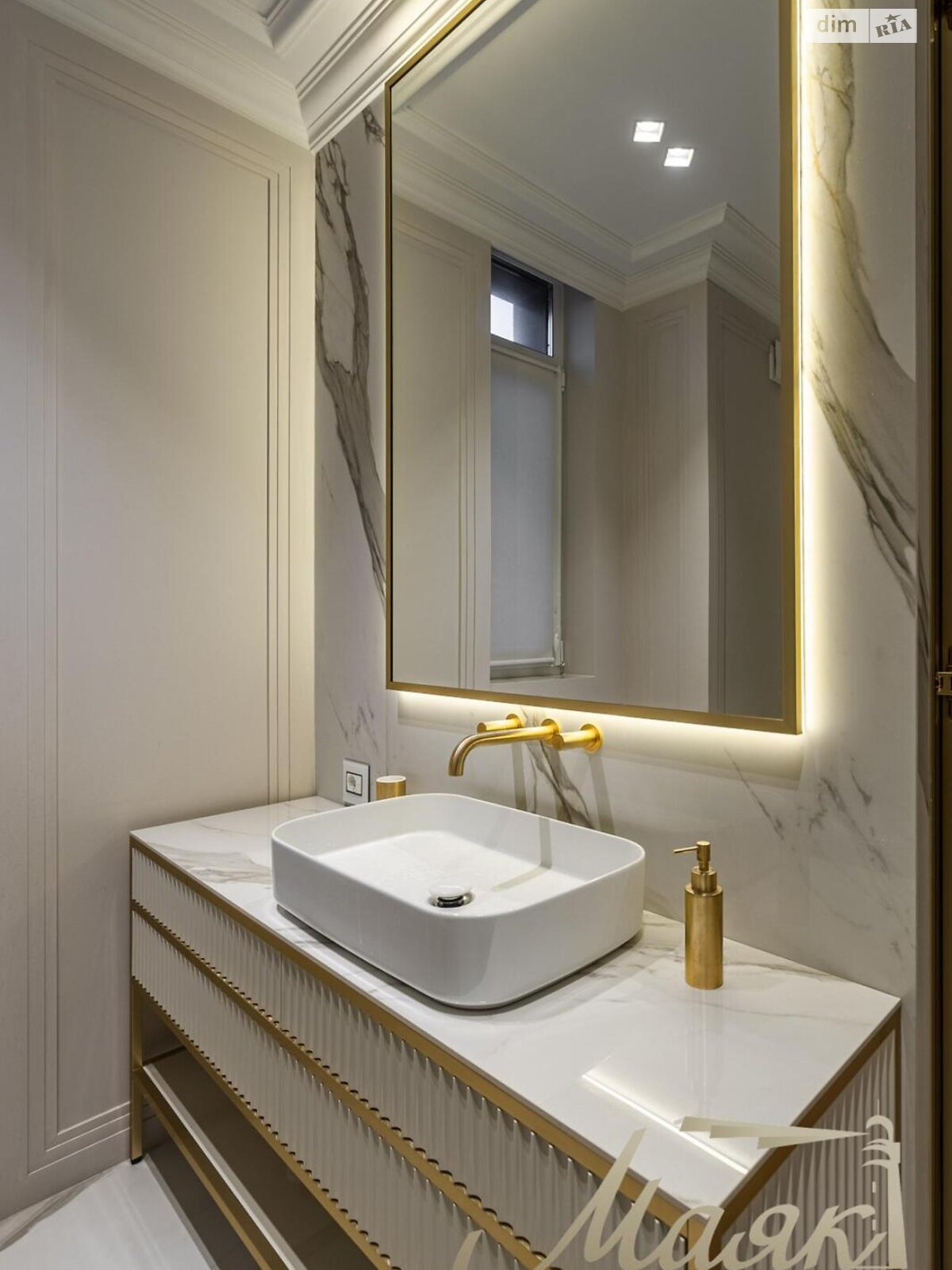 трехкомнатная квартира в Киеве, район Печерск, на ул. Маккейна Джона 3А в аренду на долгий срок помесячно фото 1