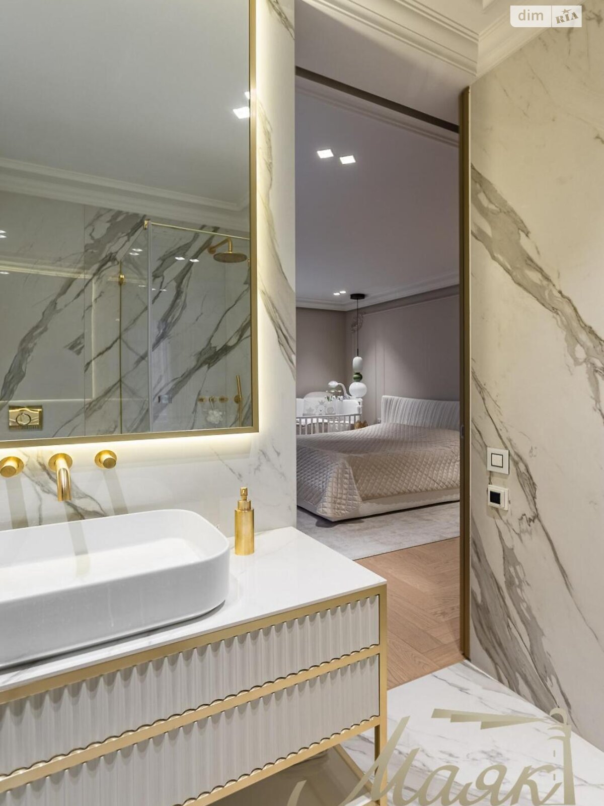 трехкомнатная квартира в Киеве, район Печерск, на ул. Маккейна Джона 3А в аренду на долгий срок помесячно фото 1