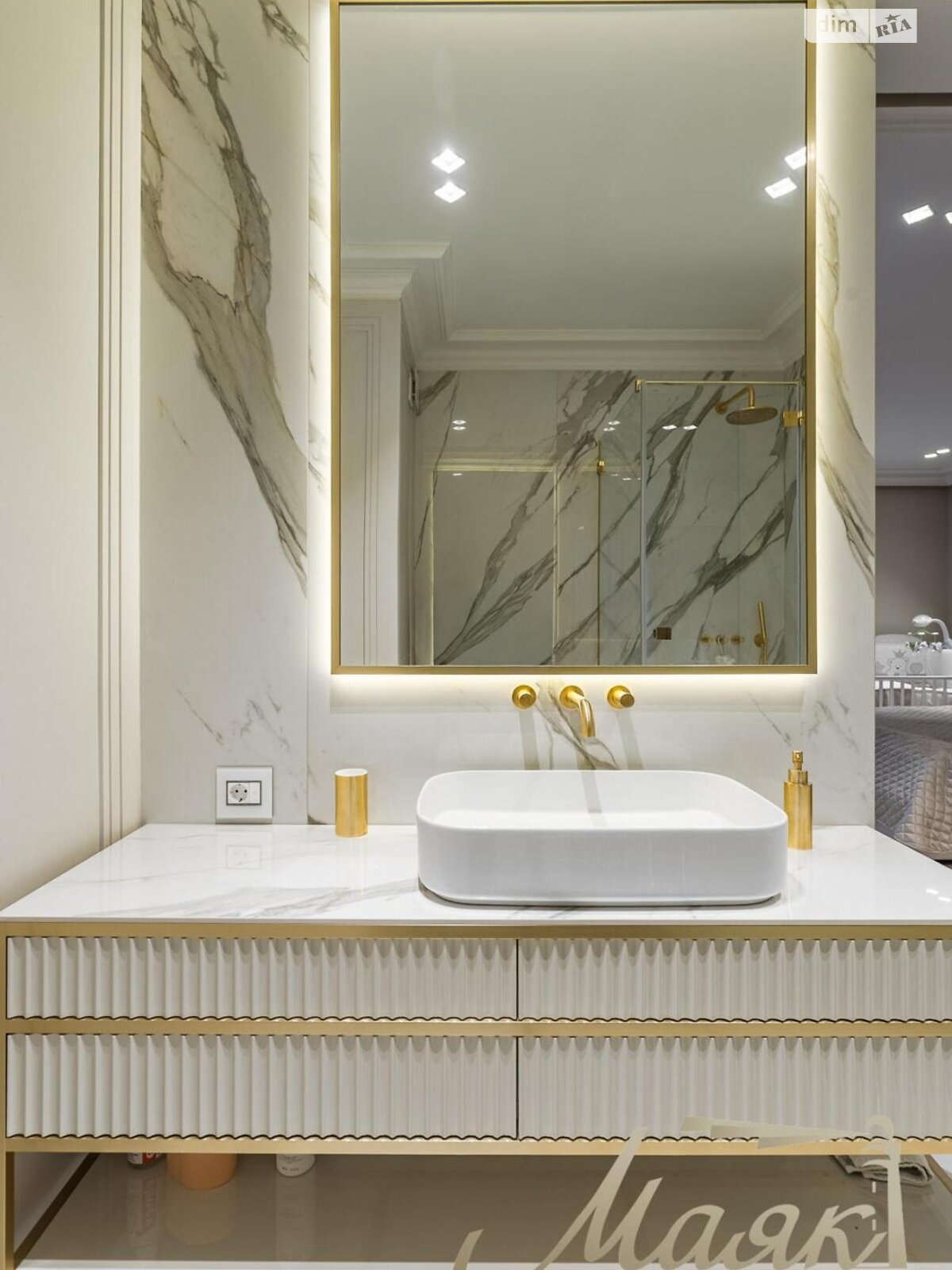 трехкомнатная квартира в Киеве, район Печерск, на ул. Маккейна Джона 3А в аренду на долгий срок помесячно фото 1