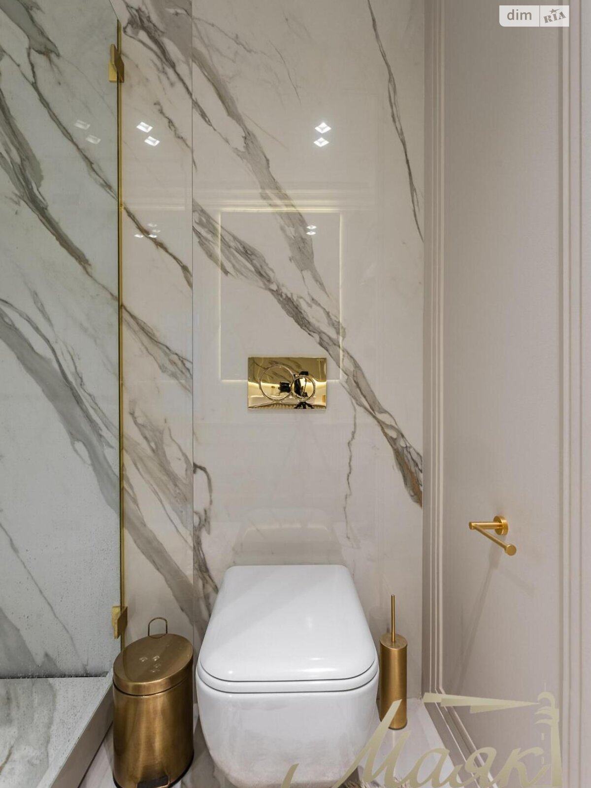 трехкомнатная квартира в Киеве, район Печерск, на ул. Маккейна Джона 3А в аренду на долгий срок помесячно фото 1