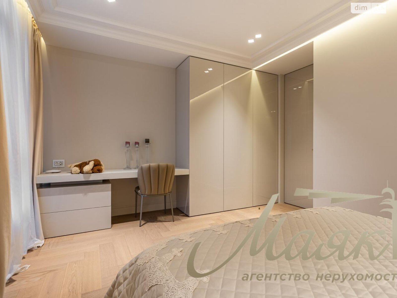 трехкомнатная квартира в Киеве, район Печерск, на ул. Маккейна Джона 3А в аренду на долгий срок помесячно фото 1