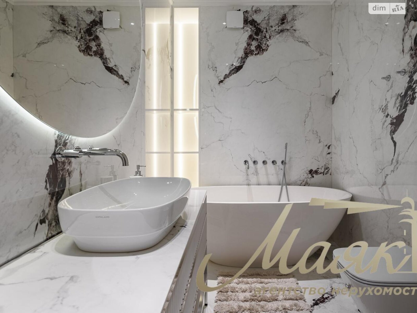 трехкомнатная квартира в Киеве, район Печерск, на ул. Маккейна Джона 3А в аренду на долгий срок помесячно фото 1