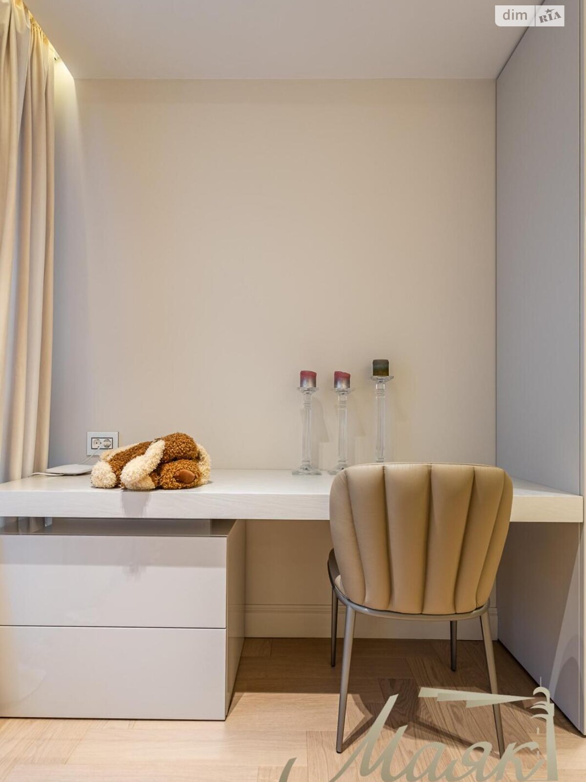 трехкомнатная квартира в Киеве, район Печерск, на ул. Маккейна Джона 3А в аренду на долгий срок помесячно фото 1