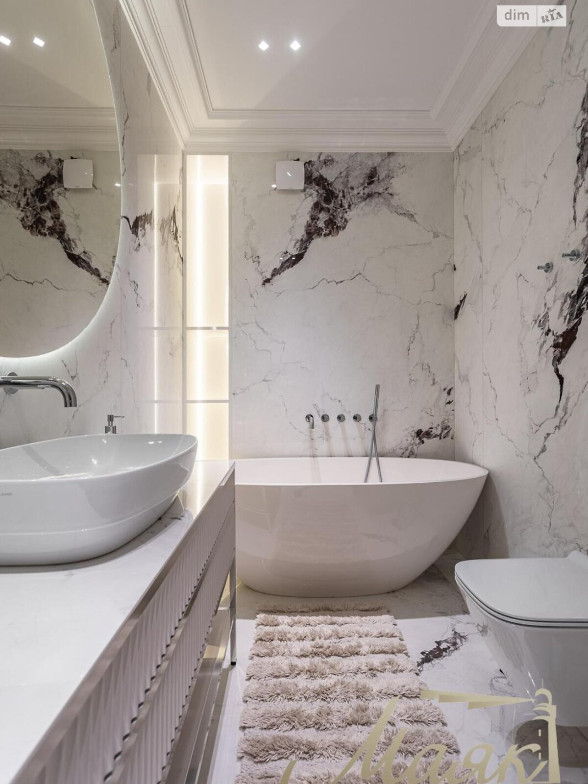 трехкомнатная квартира в Киеве, район Печерск, на ул. Маккейна Джона 3А в аренду на долгий срок помесячно фото 1