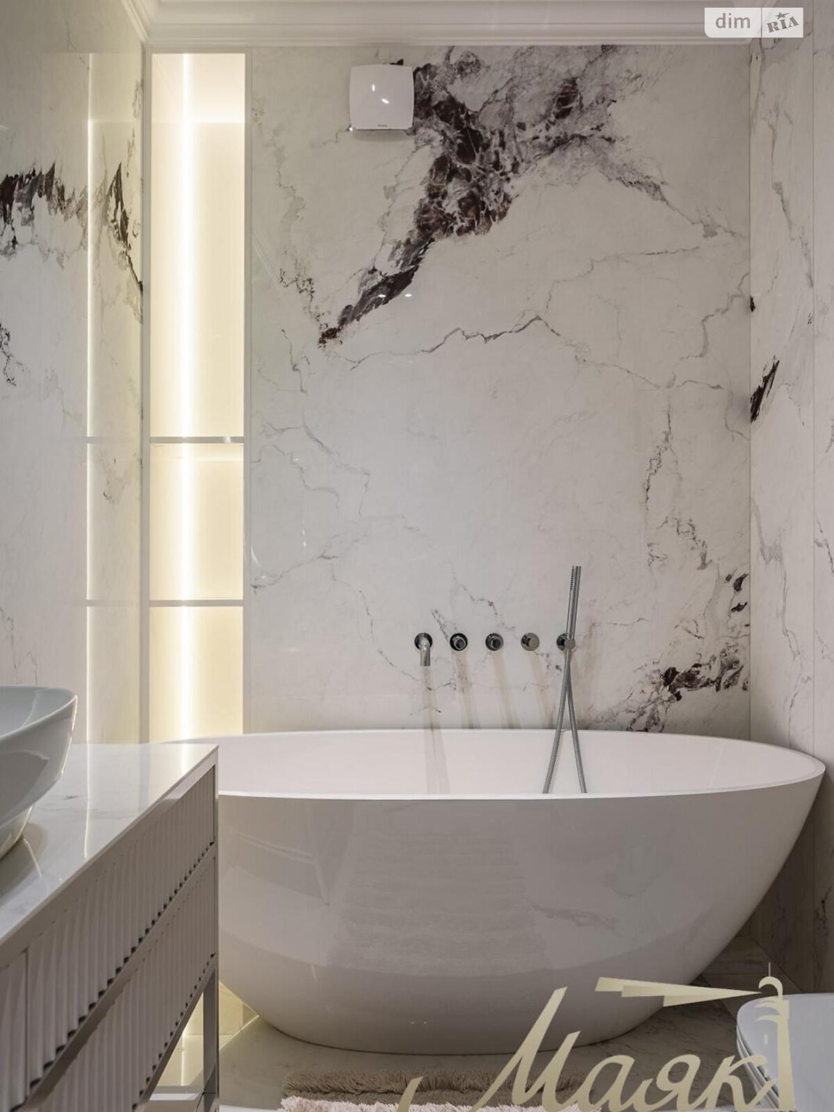 трехкомнатная квартира в Киеве, район Печерск, на ул. Маккейна Джона 3А в аренду на долгий срок помесячно фото 1