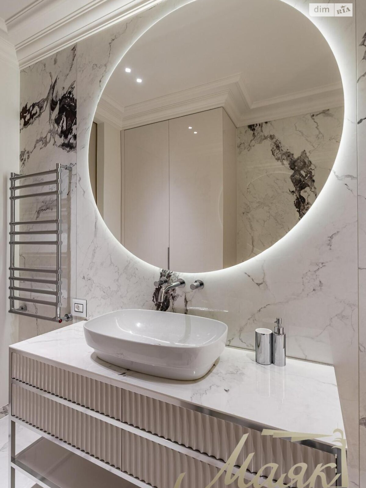 трехкомнатная квартира в Киеве, район Печерск, на ул. Маккейна Джона 3А в аренду на долгий срок помесячно фото 1