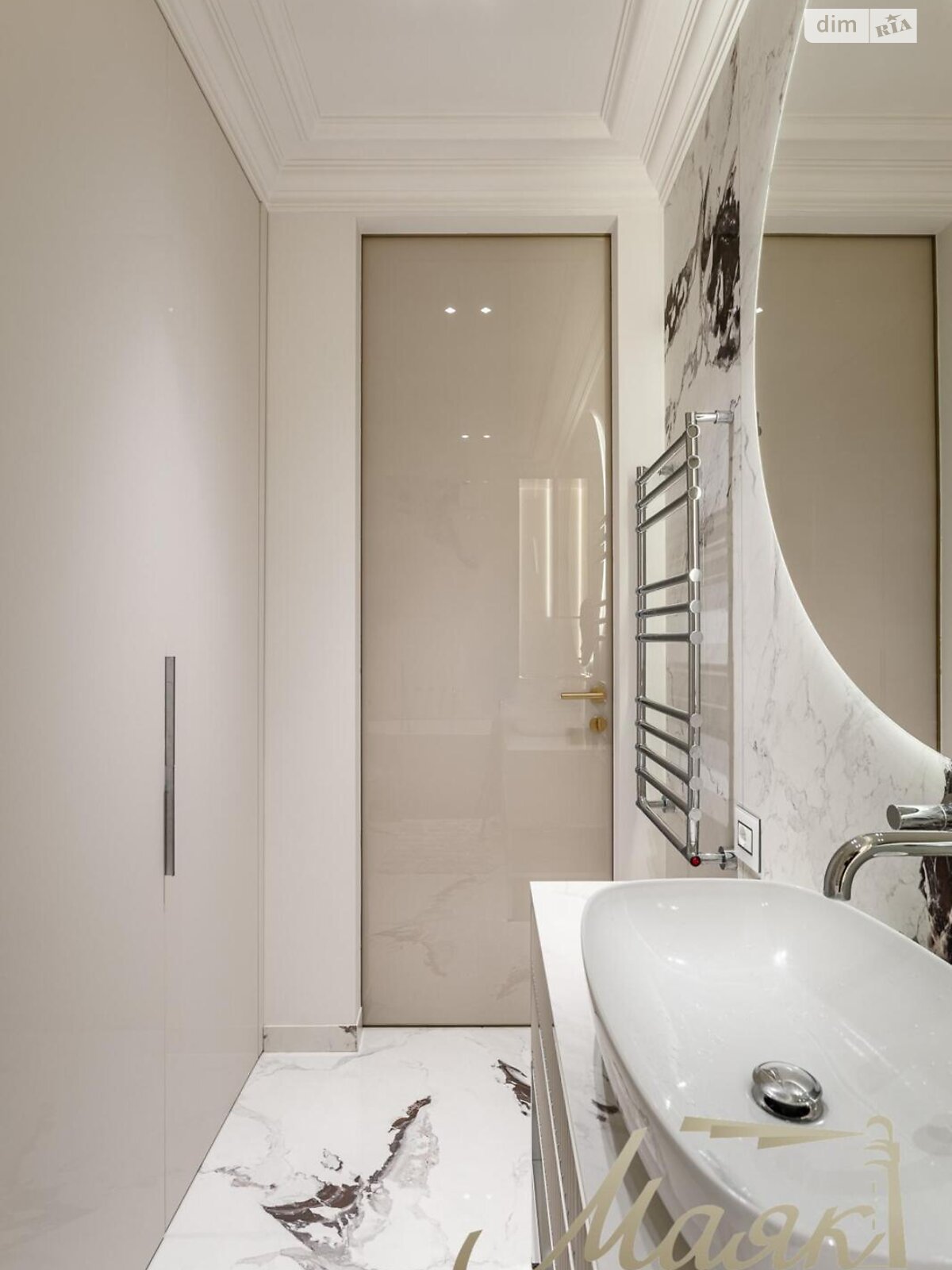 трехкомнатная квартира в Киеве, район Печерск, на ул. Маккейна Джона 3А в аренду на долгий срок помесячно фото 1