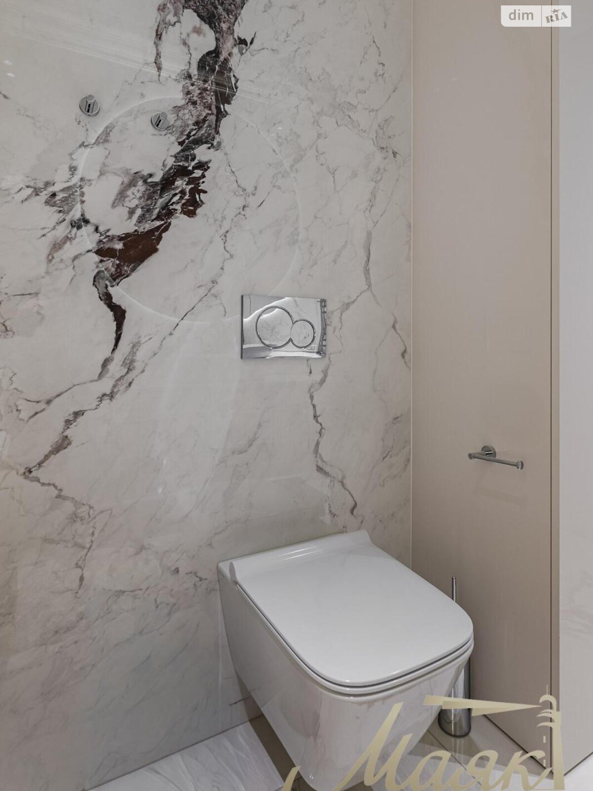 трехкомнатная квартира в Киеве, район Печерск, на ул. Маккейна Джона 3А в аренду на долгий срок помесячно фото 1