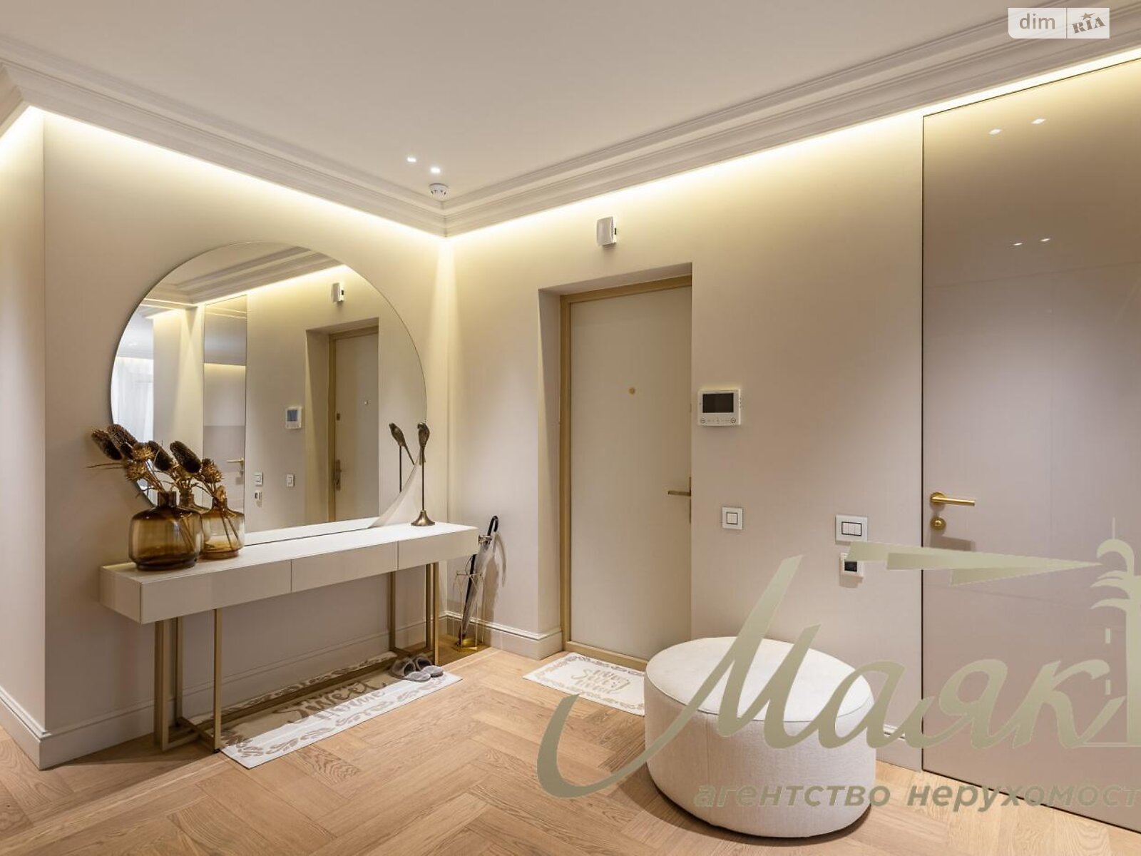 трехкомнатная квартира в Киеве, район Печерск, на ул. Маккейна Джона 3А в аренду на долгий срок помесячно фото 1