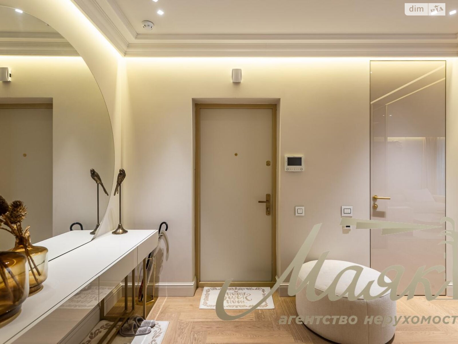 трехкомнатная квартира в Киеве, район Печерск, на ул. Маккейна Джона 3А в аренду на долгий срок помесячно фото 1