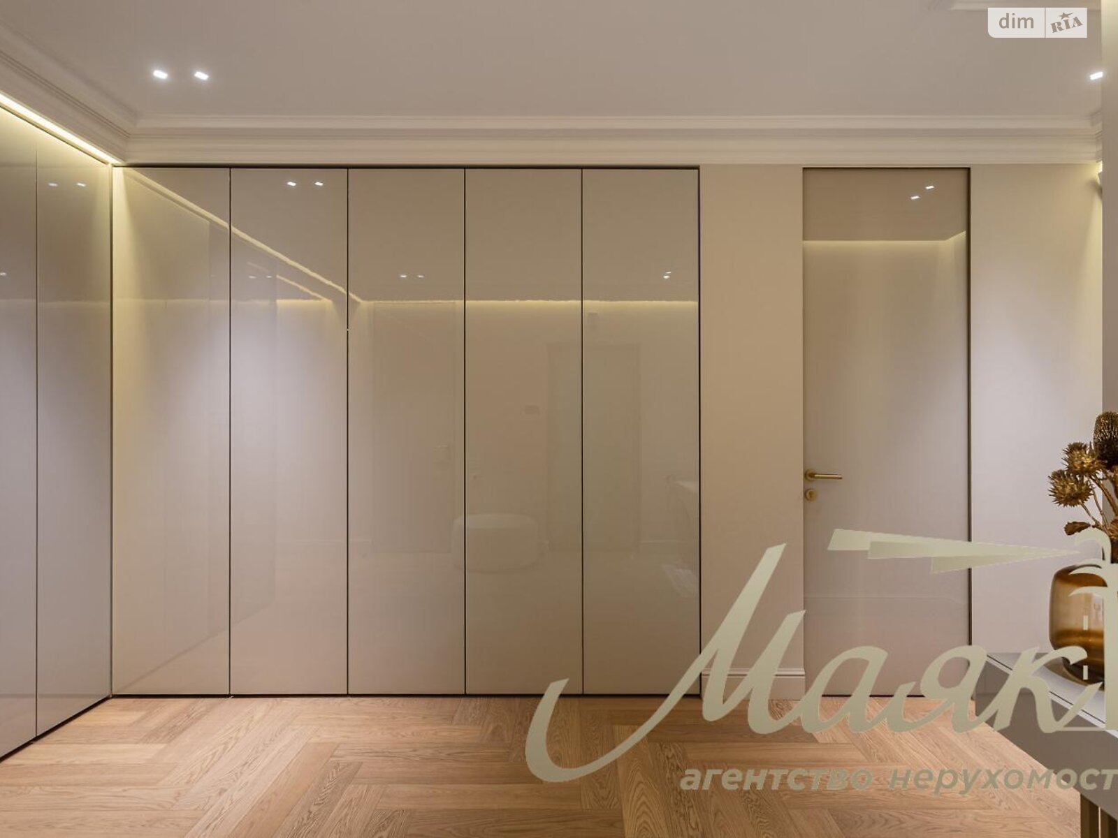 трехкомнатная квартира в Киеве, район Печерск, на ул. Маккейна Джона 3А в аренду на долгий срок помесячно фото 1