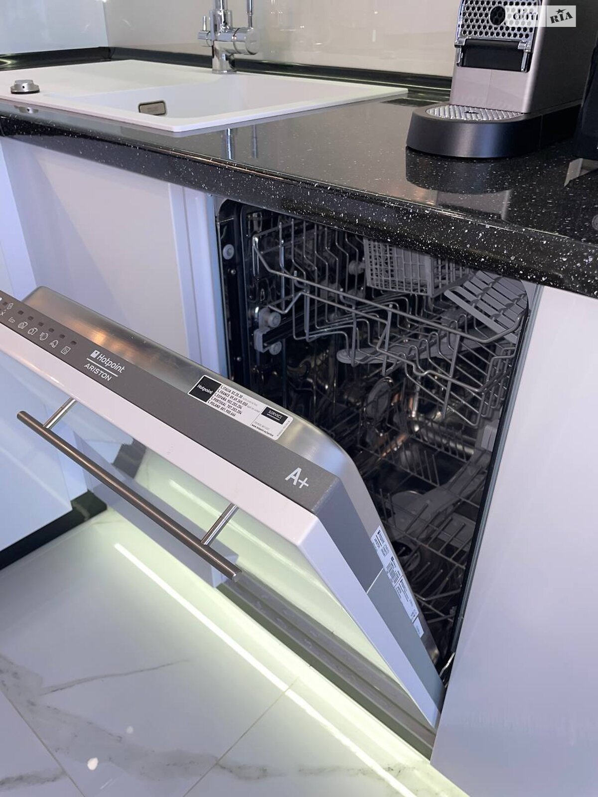 двухкомнатная квартира в Киеве, район Саперное Поле, на ул. Предславинская 55А в аренду на долгий срок помесячно фото 1 двухкомнатная квартира в Киеве, район Саперное Поле, на ул. Предславинская 55А в аренду на долгий срок помесячно фото 1