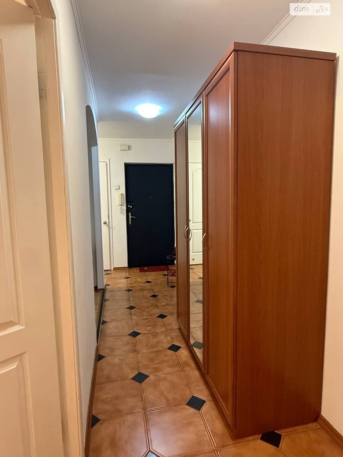 трикімнатна квартира в Києві, район Саперне Поле, на вул. Саперне Поле 26 в довготривалу оренду помісячно фото 1 трикімнатна квартира в Києві, район Саперне Поле, на вул. Саперне Поле 26 в довготривалу оренду помісячно фото 1