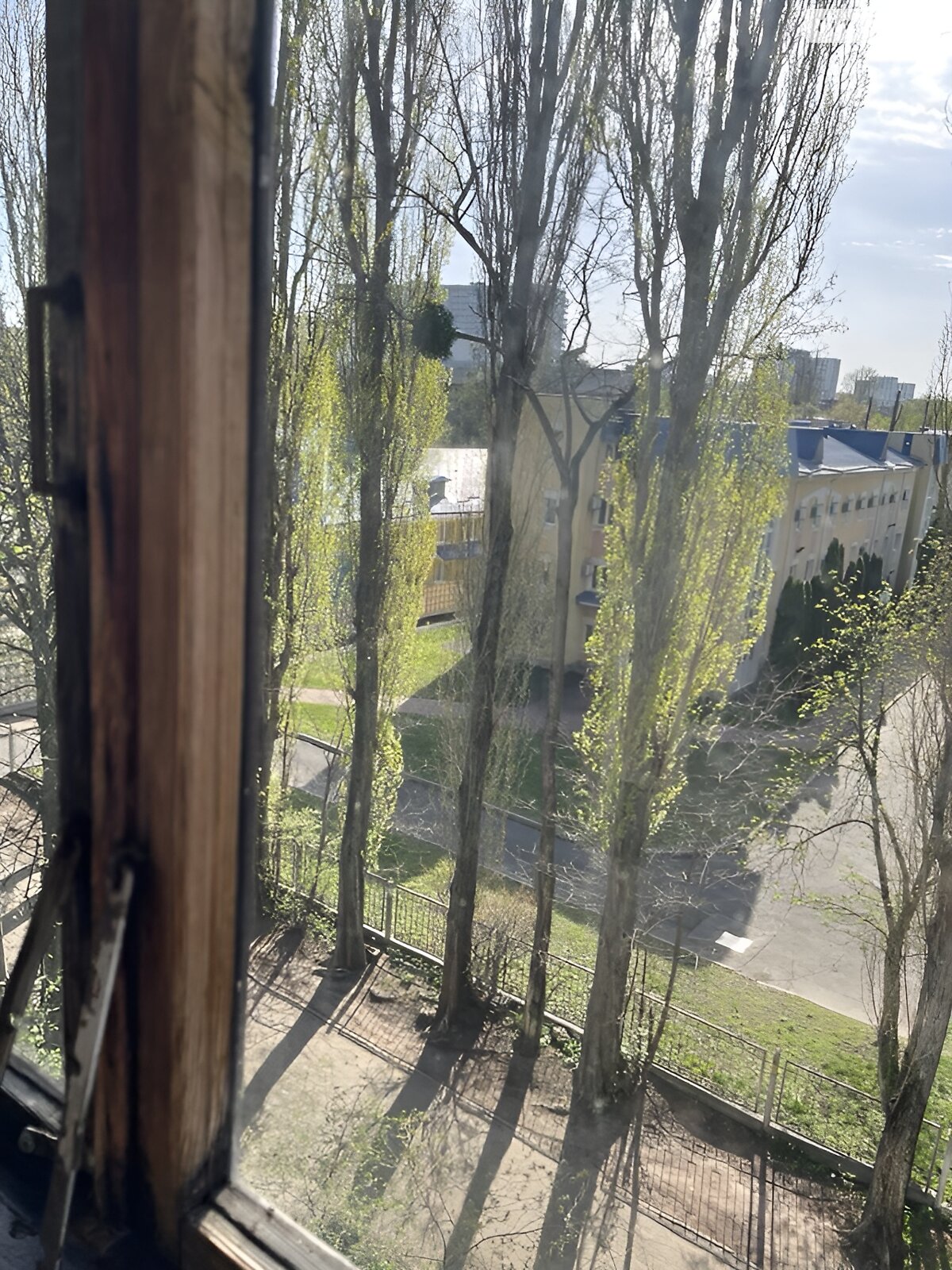 трикімнатна квартира в Києві, район Шевченківський, на вул. Салютна 25А в довготривалу оренду помісячно фото 1 трикімнатна квартира в Києві, район Шевченківський, на вул. Салютна 25А в довготривалу оренду помісячно фото 1
