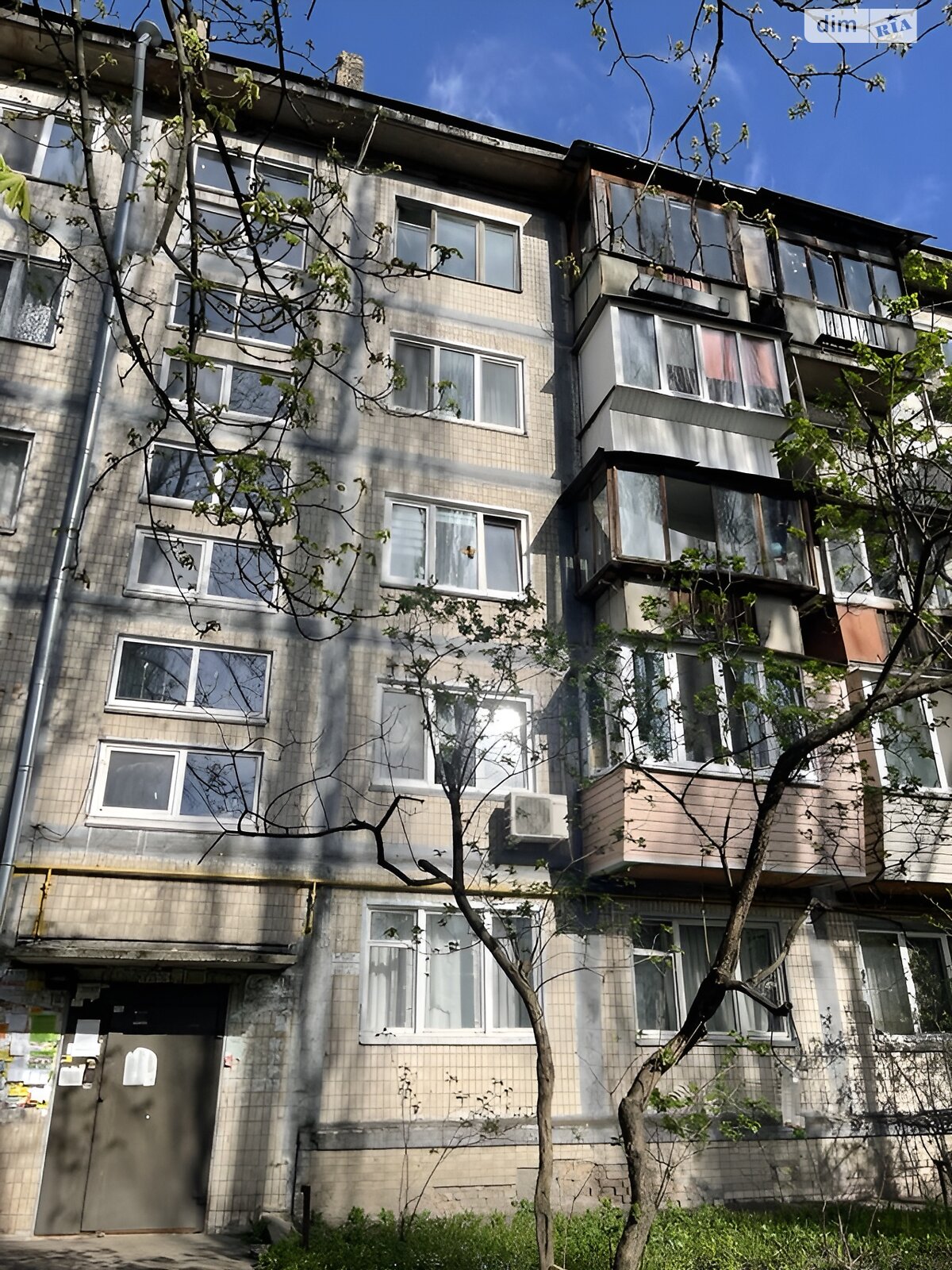 трикімнатна квартира в Києві, район Шевченківський, на вул. Салютна 25А в довготривалу оренду помісячно фото 1 трикімнатна квартира в Києві, район Шевченківський, на вул. Салютна 25А в довготривалу оренду помісячно фото 1