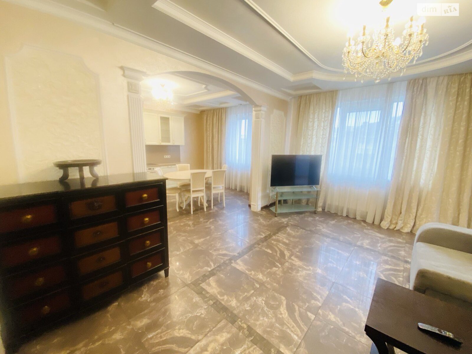 четырехкомнатная квартира в Киеве, район Шевченковский, на бул. Тараса Шевченко 27Б в аренду на долгий срок помесячно фото 1