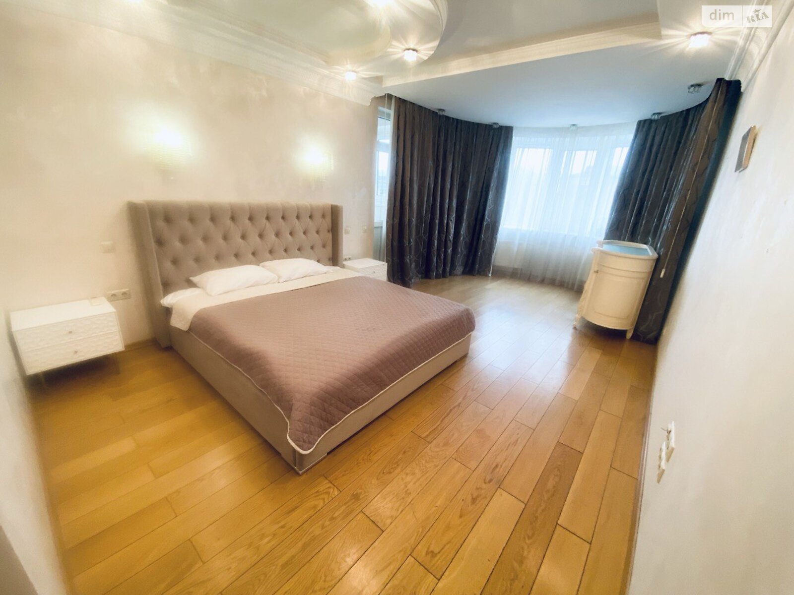 четырехкомнатная квартира в Киеве, район Шевченковский, на бул. Тараса Шевченко 27Б в аренду на долгий срок помесячно фото 1