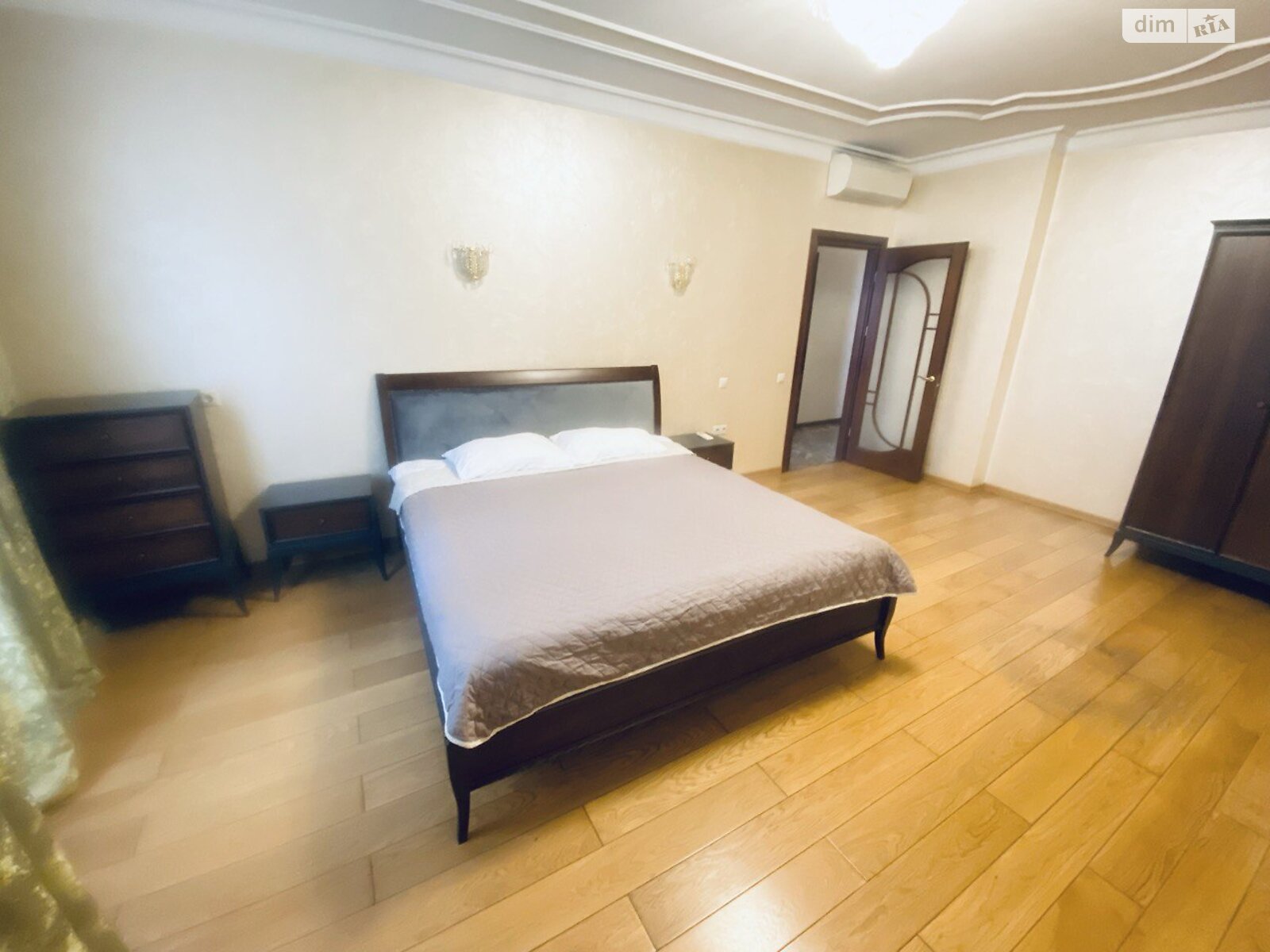 четырехкомнатная квартира в Киеве, район Шевченковский, на бул. Тараса Шевченко 27Б в аренду на долгий срок помесячно фото 1