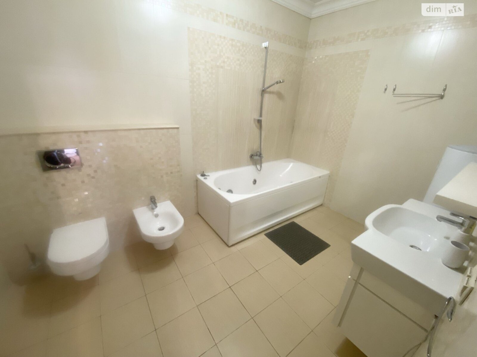 четырехкомнатная квартира в Киеве, район Шевченковский, на бул. Тараса Шевченко 27Б в аренду на долгий срок помесячно фото 1