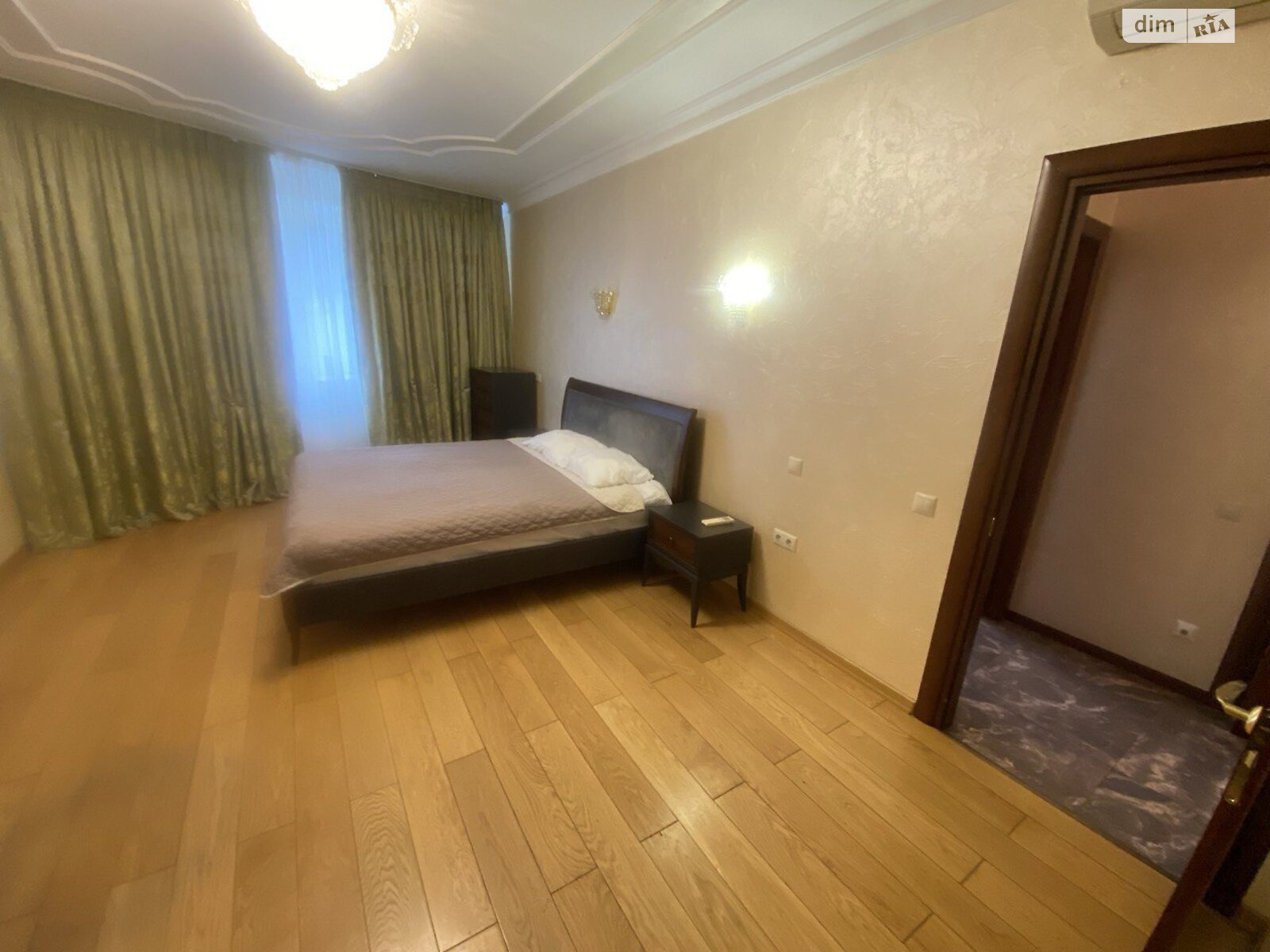 четырехкомнатная квартира в Киеве, район Шевченковский, на бул. Тараса Шевченко 27Б в аренду на долгий срок помесячно фото 1