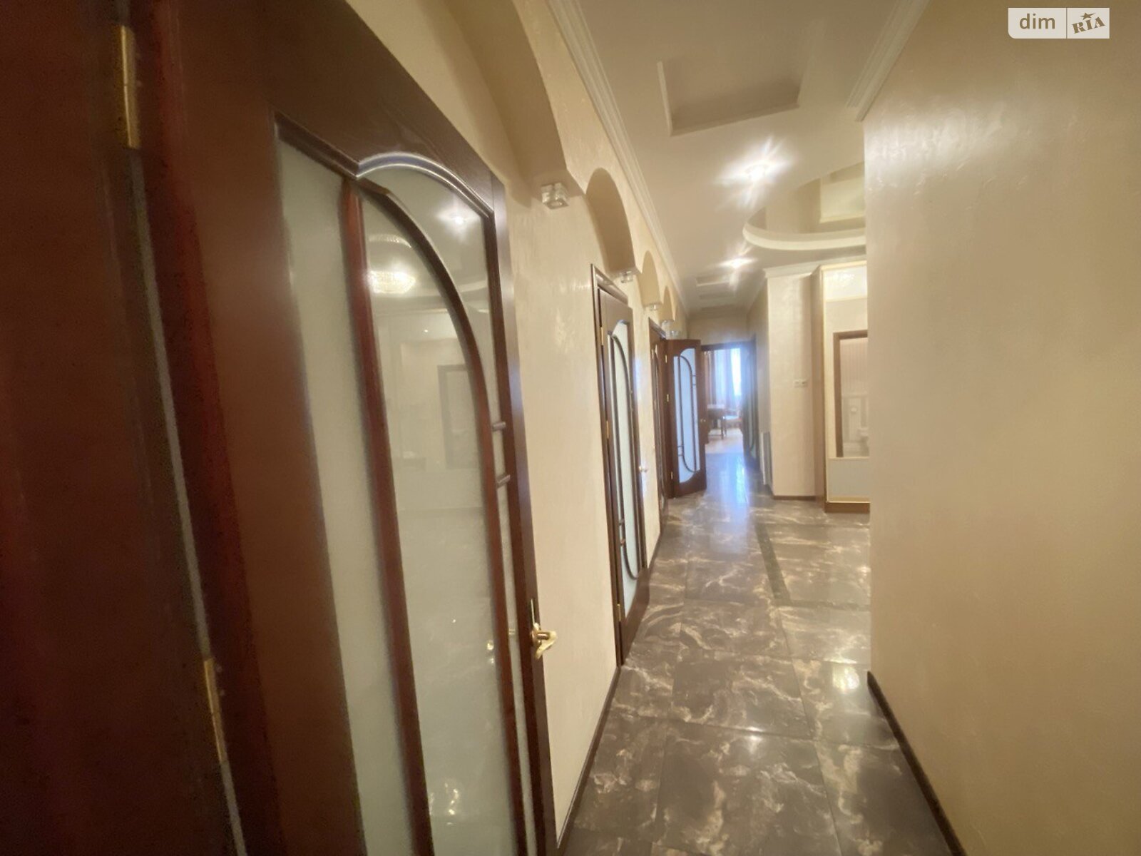 четырехкомнатная квартира в Киеве, район Шевченковский, на бул. Тараса Шевченко 27Б в аренду на долгий срок помесячно фото 1