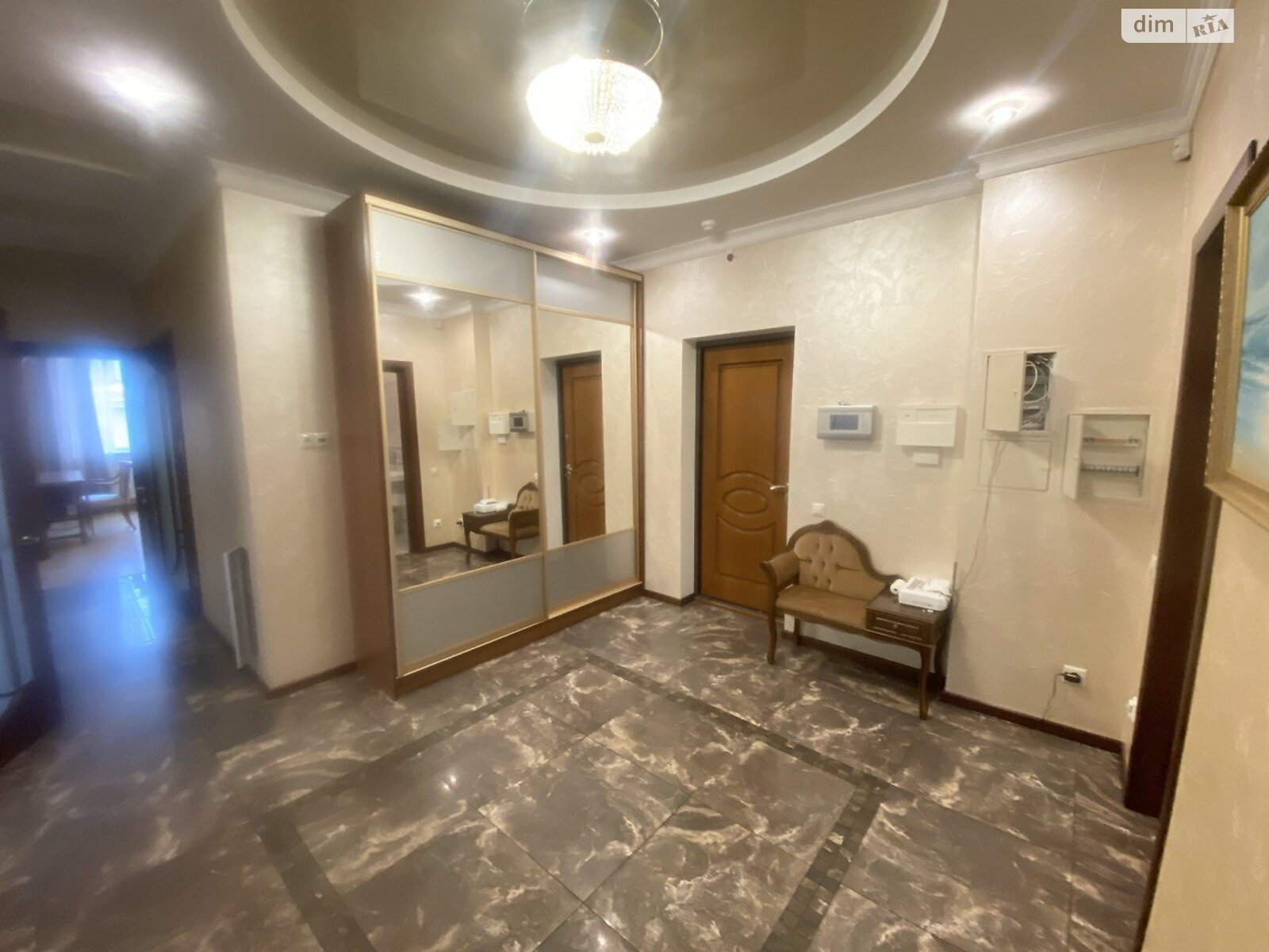 четырехкомнатная квартира в Киеве, район Шевченковский, на бул. Тараса Шевченко 27Б в аренду на долгий срок помесячно фото 1