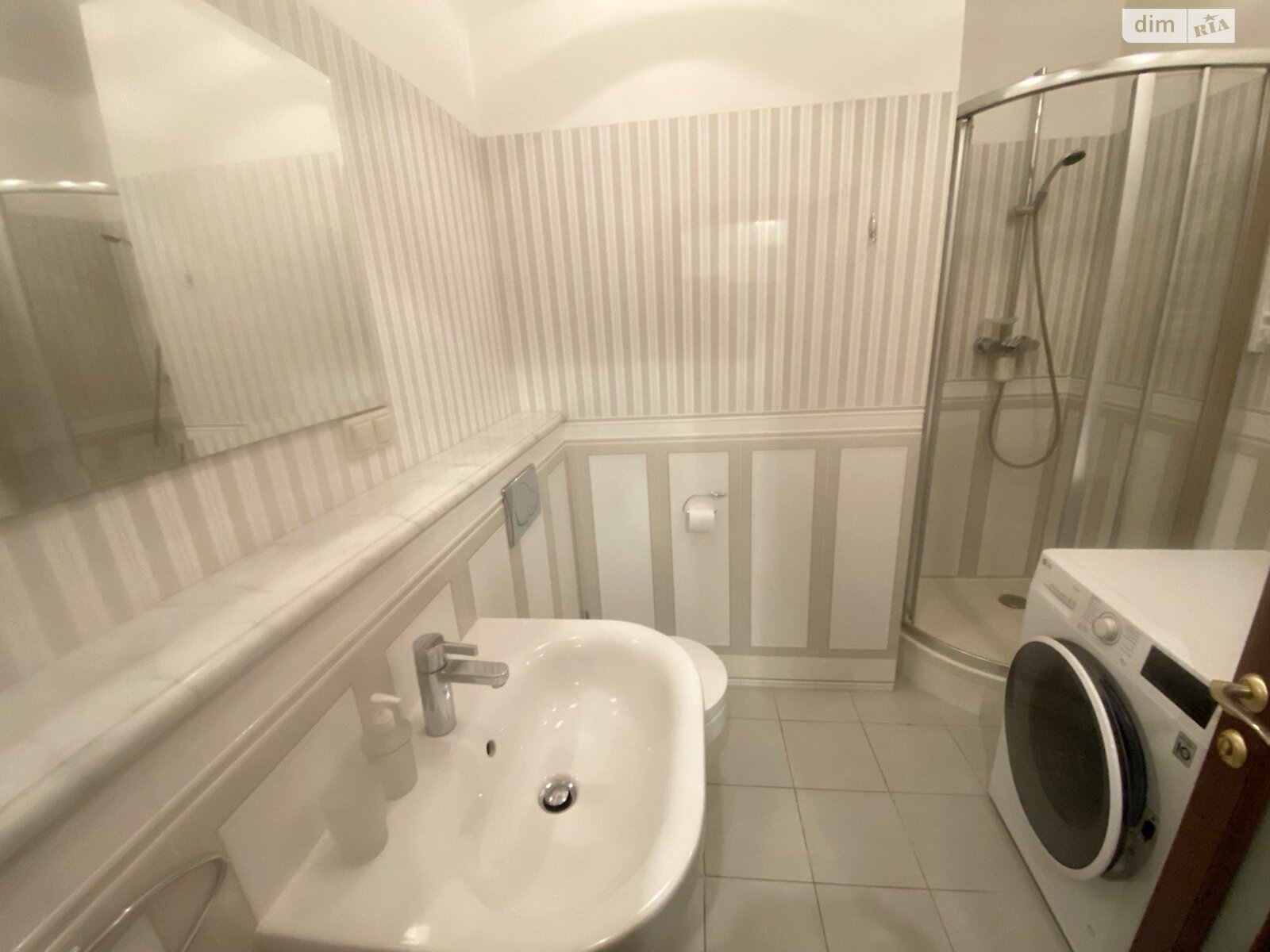 четырехкомнатная квартира в Киеве, район Шевченковский, на бул. Тараса Шевченко 27Б в аренду на долгий срок помесячно фото 1