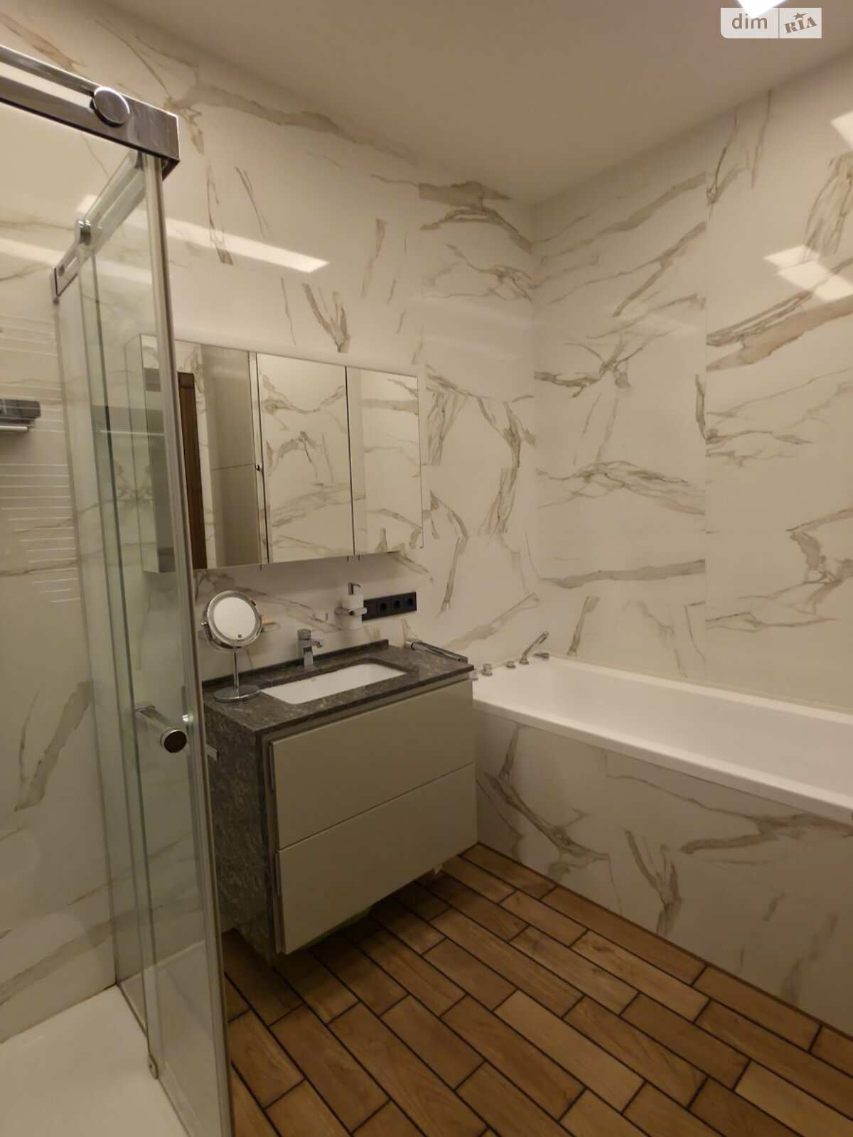 трехкомнатная квартира в Киеве, район Солдатская Слободка, на ул. Гоголевская 43 в аренду на долгий срок помесячно фото 1