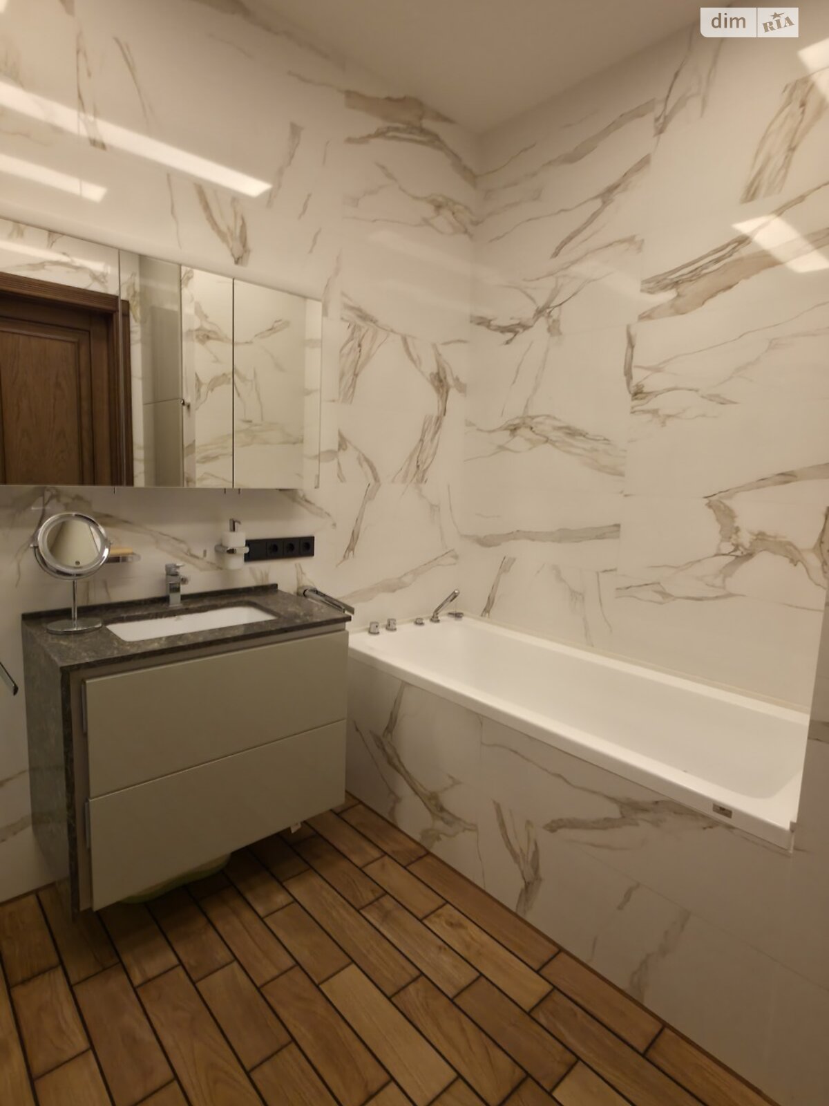 трехкомнатная квартира в Киеве, район Солдатская Слободка, на ул. Гоголевская 43 в аренду на долгий срок помесячно фото 1