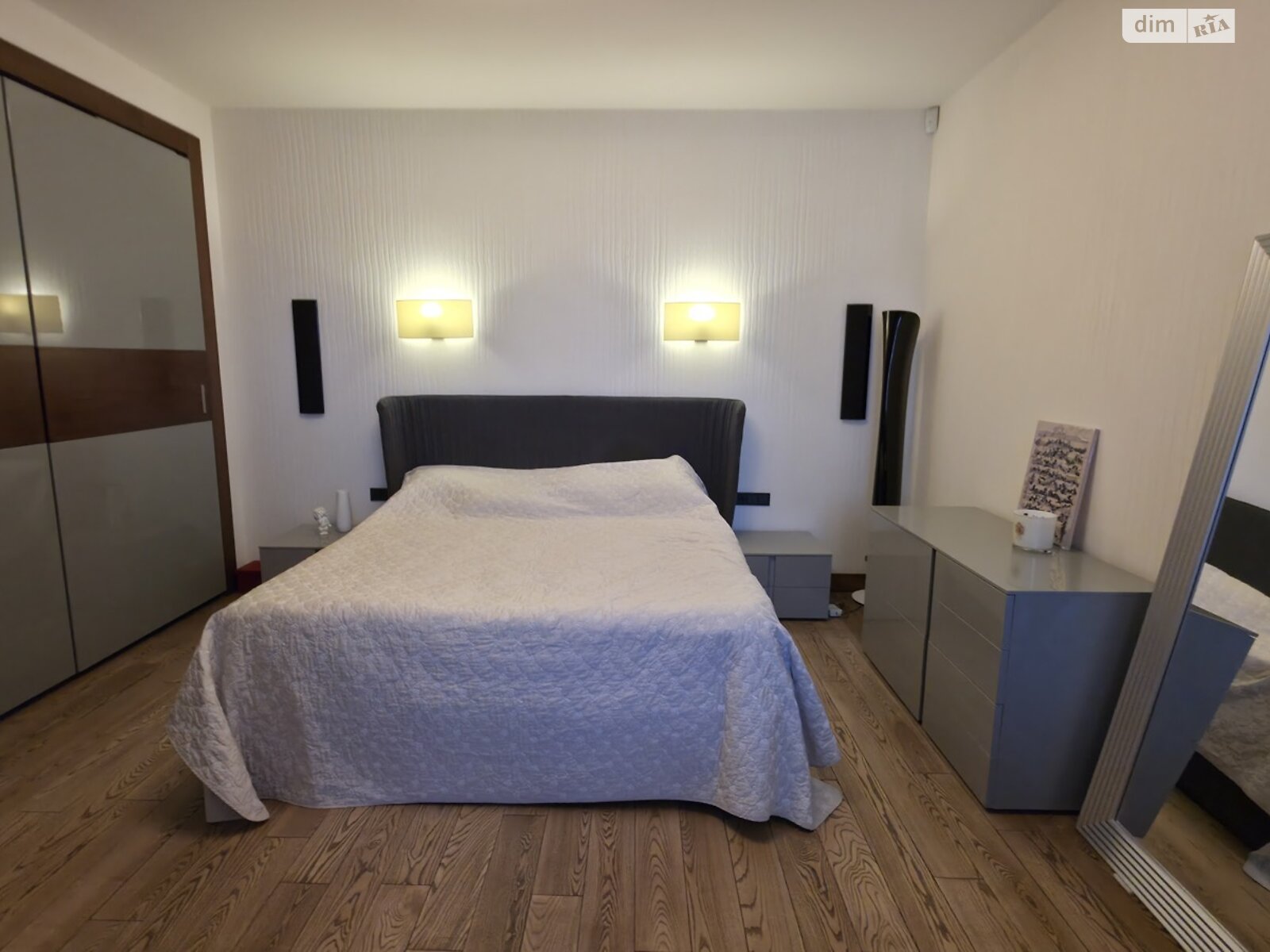 трехкомнатная квартира в Киеве, район Солдатская Слободка, на ул. Гоголевская 43 в аренду на долгий срок помесячно фото 1