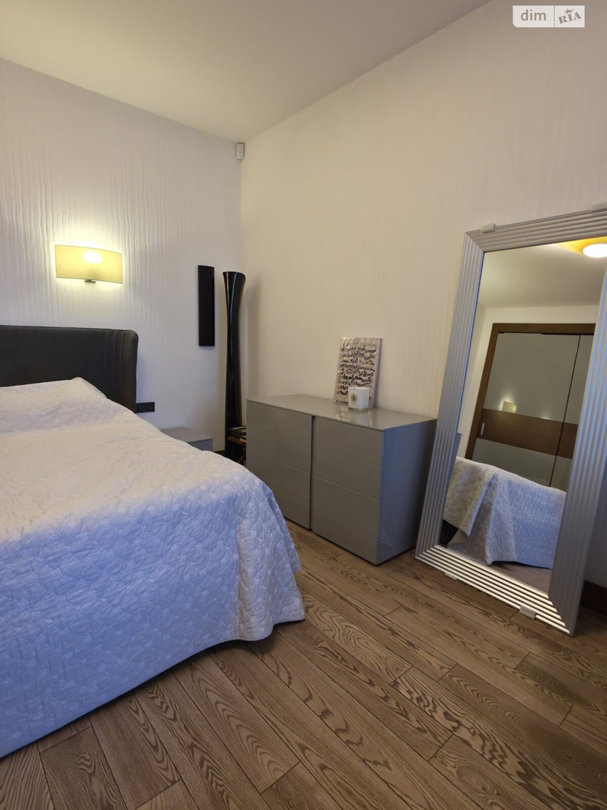 трехкомнатная квартира в Киеве, район Солдатская Слободка, на ул. Гоголевская 43 в аренду на долгий срок помесячно фото 1