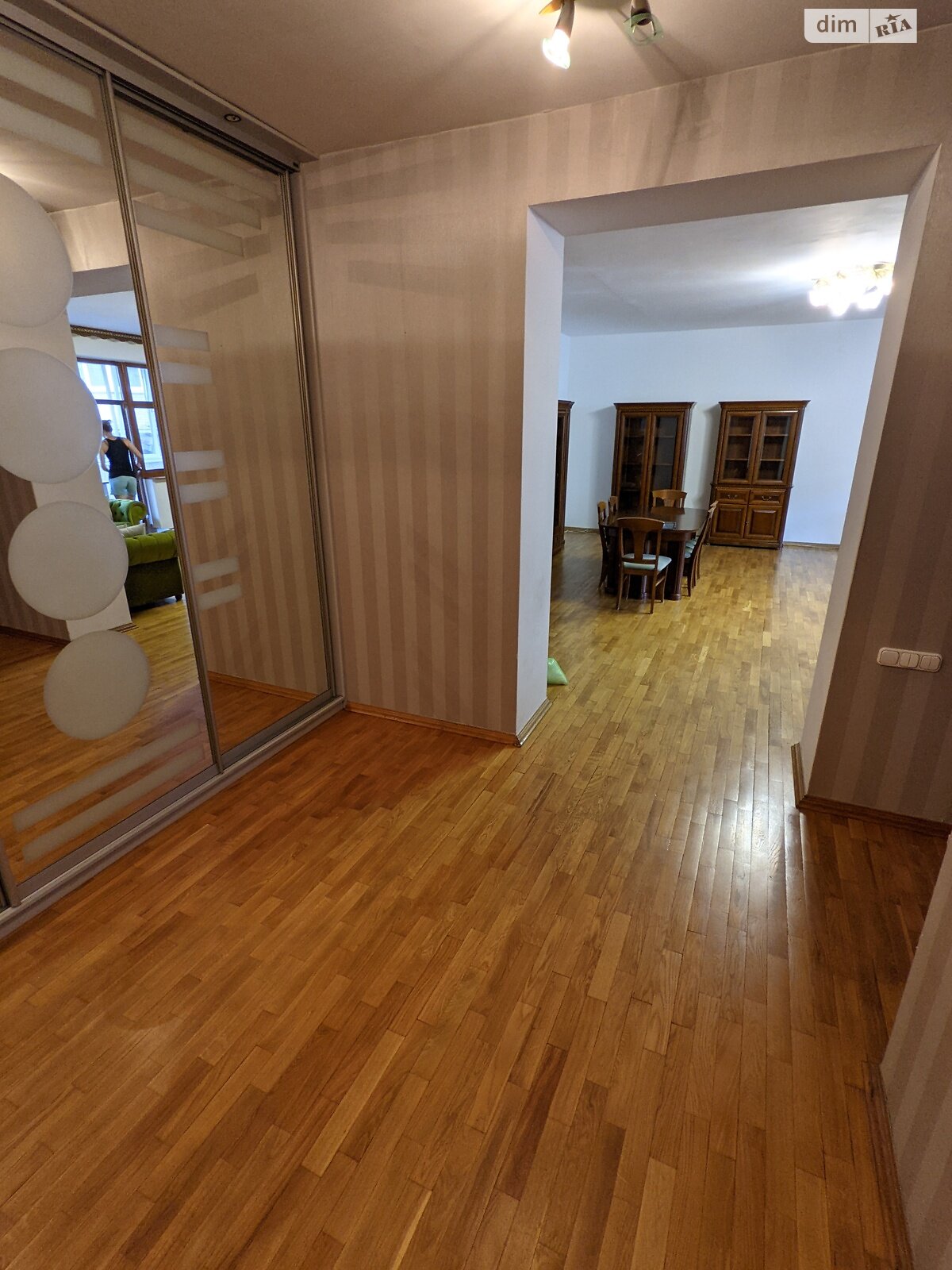 трикімнатна квартира в Києві, район Солдатська Слобідка, на вул. Павлівська 18 в довготривалу оренду помісячно фото 1 трикімнатна квартира в Києві, район Солдатська Слобідка, на вул. Павлівська 18 в довготривалу оренду помісячно фото 1
