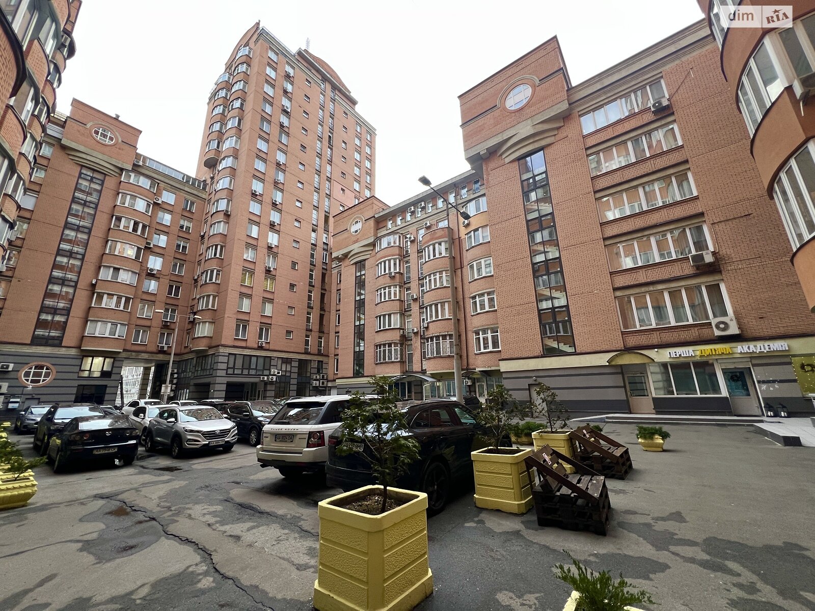 шестикімнатна квартира в Києві, район Солдатська Слобідка, на вул. Павлівська 26/41 в довготривалу оренду помісячно фото 1 шестикімнатна квартира в Києві, район Солдатська Слобідка, на вул. Павлівська 26/41 в довготривалу оренду помісячно фото 1