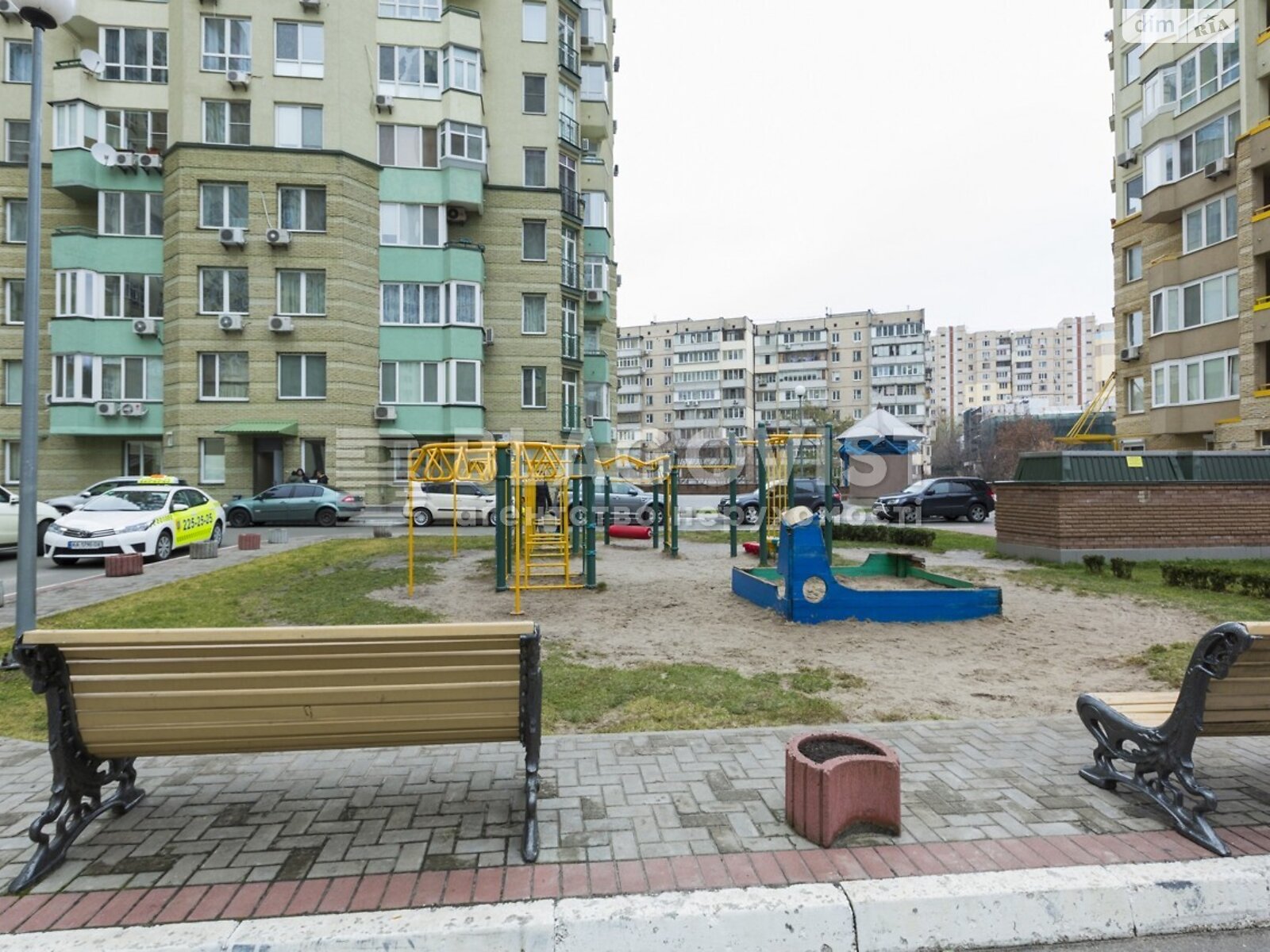 трехкомнатная квартира в Киеве, район Соломенский, на ул. Мокрая 18 в аренду на долгий срок помесячно фото 1