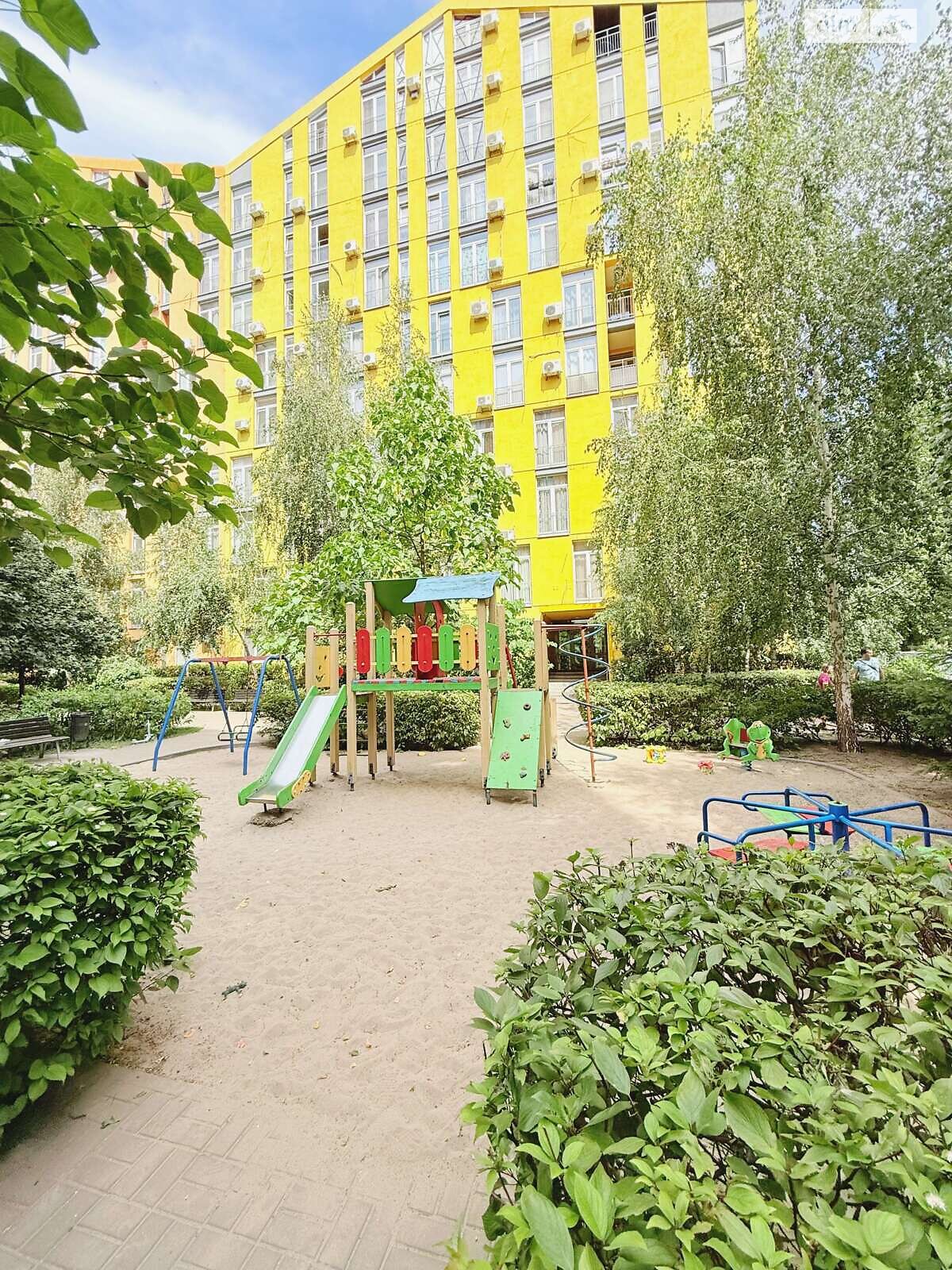 трикімнатна квартира в Києві, район Соцмісто, на вул. Регенераторна 4 корпус 9 в довготривалу оренду помісячно фото 1 трикімнатна квартира в Києві, район Соцмісто, на вул. Регенераторна 4 корпус 9 в довготривалу оренду помісячно фото 1