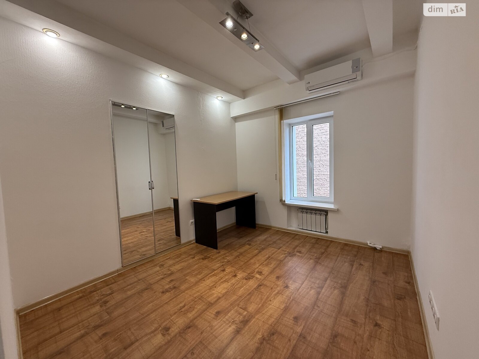 пятикомнатная квартира в Киеве, район Старый Киев, на пл. Михайловская 21 в аренду на долгий срок помесячно фото 1